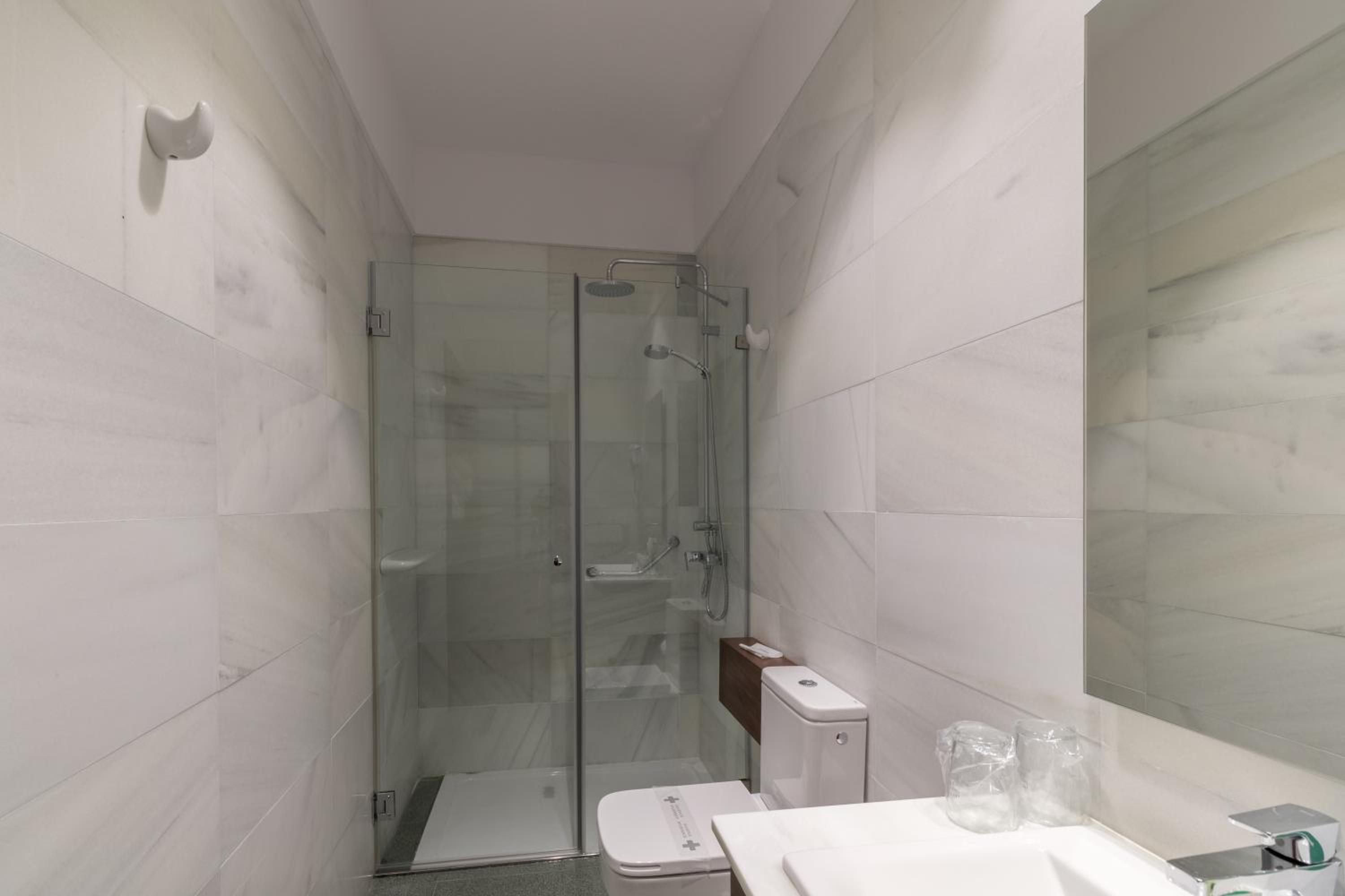 Deluxe Double Room with Balcony and Sea View thumbnail 6