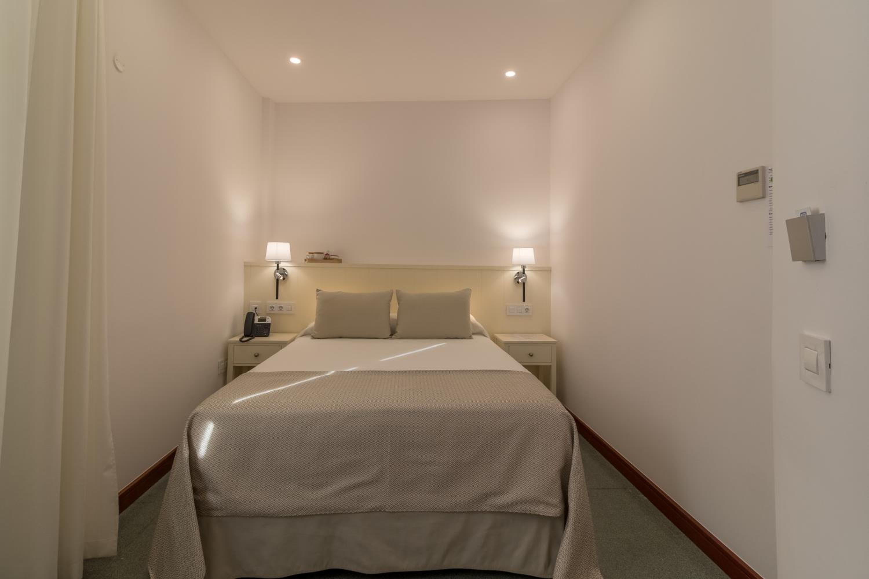 Deluxe Double Room with Balcony and Sea View thumbnail 5