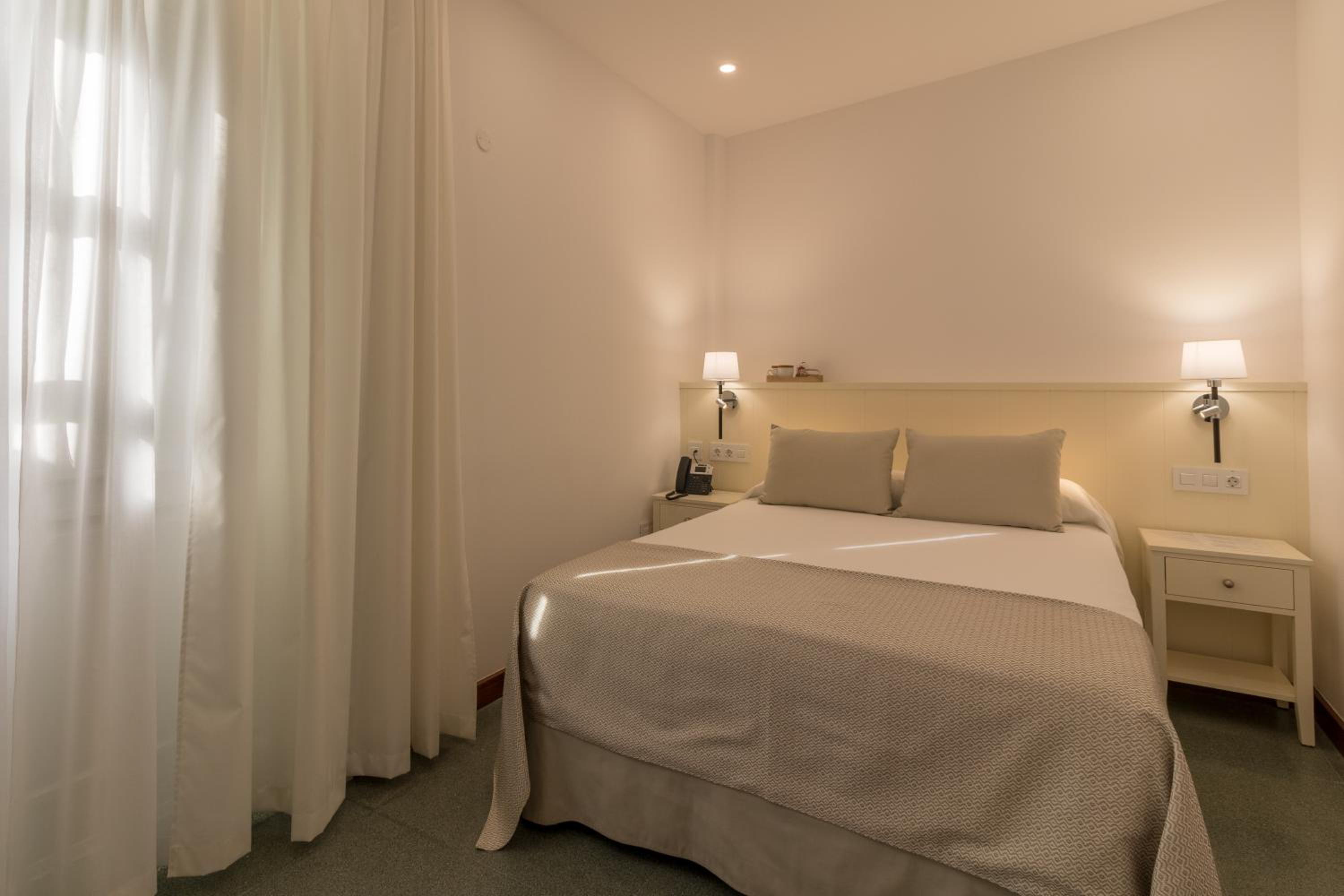 Deluxe Double Room with Balcony and Sea View