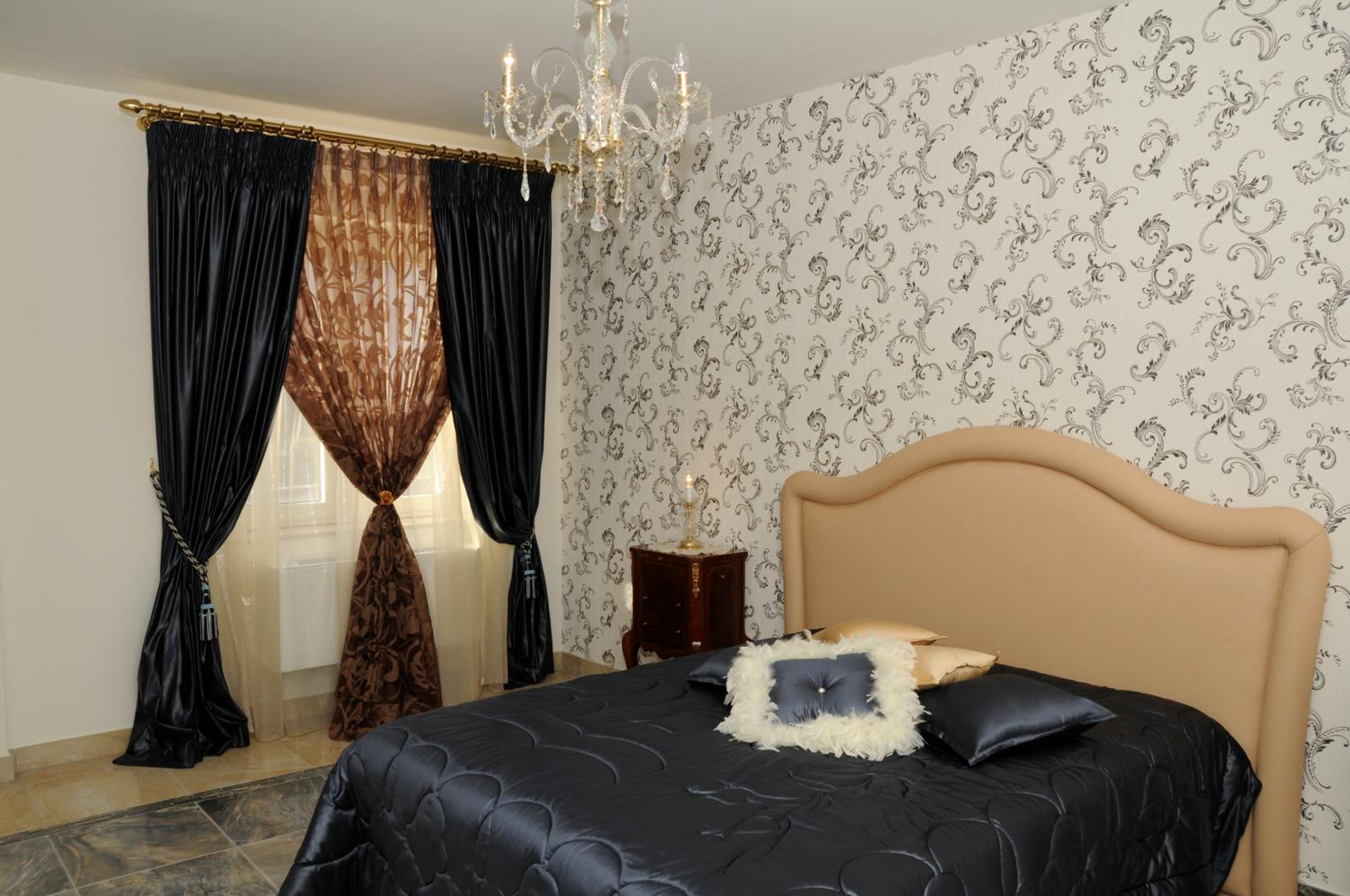 Executive Suite - Photo 6