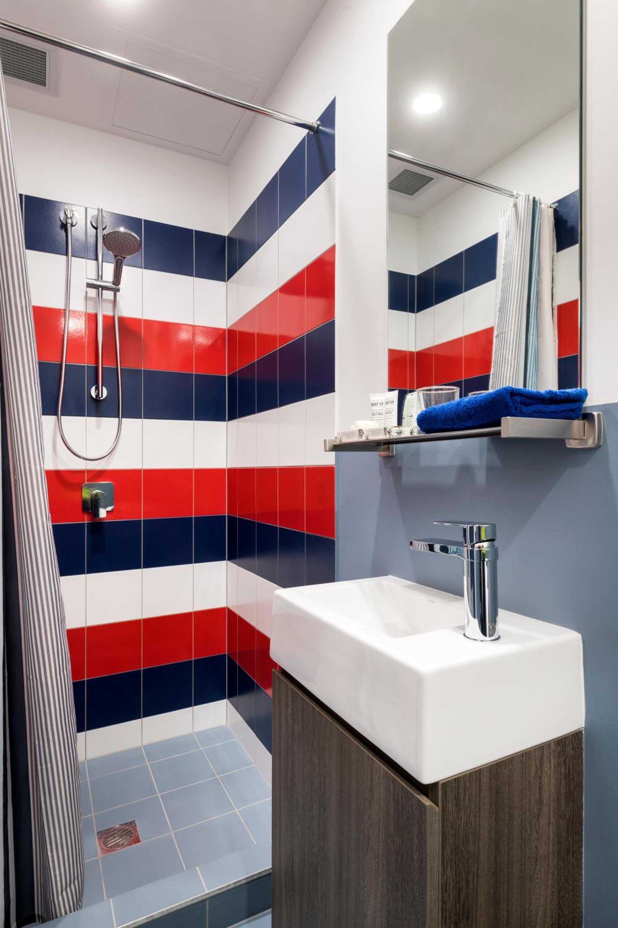 Standard Twin Room with Private Bathroom - Photo 4