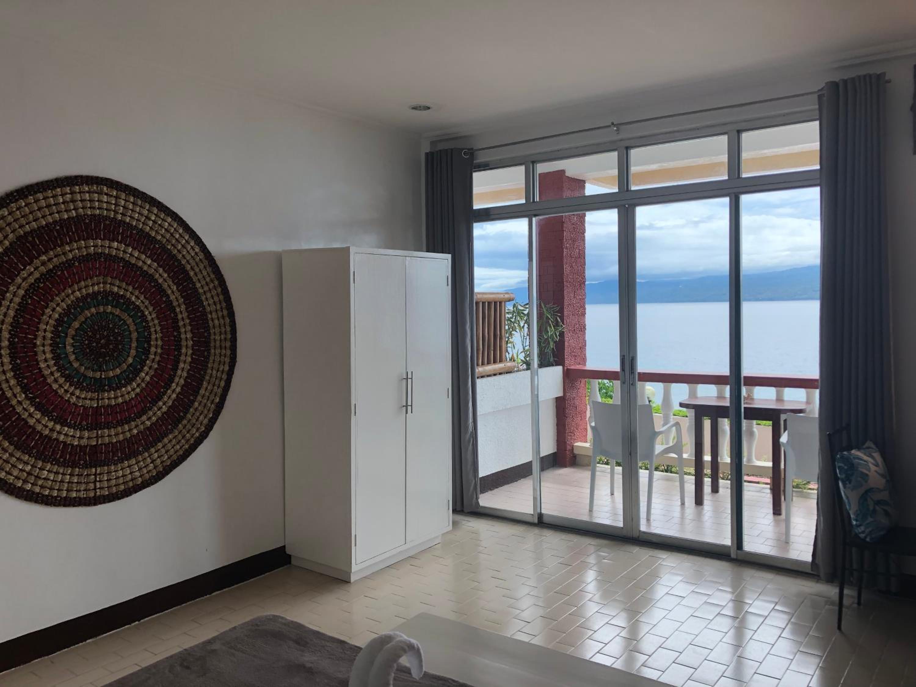 Family Room with Sea View - Photo 3
