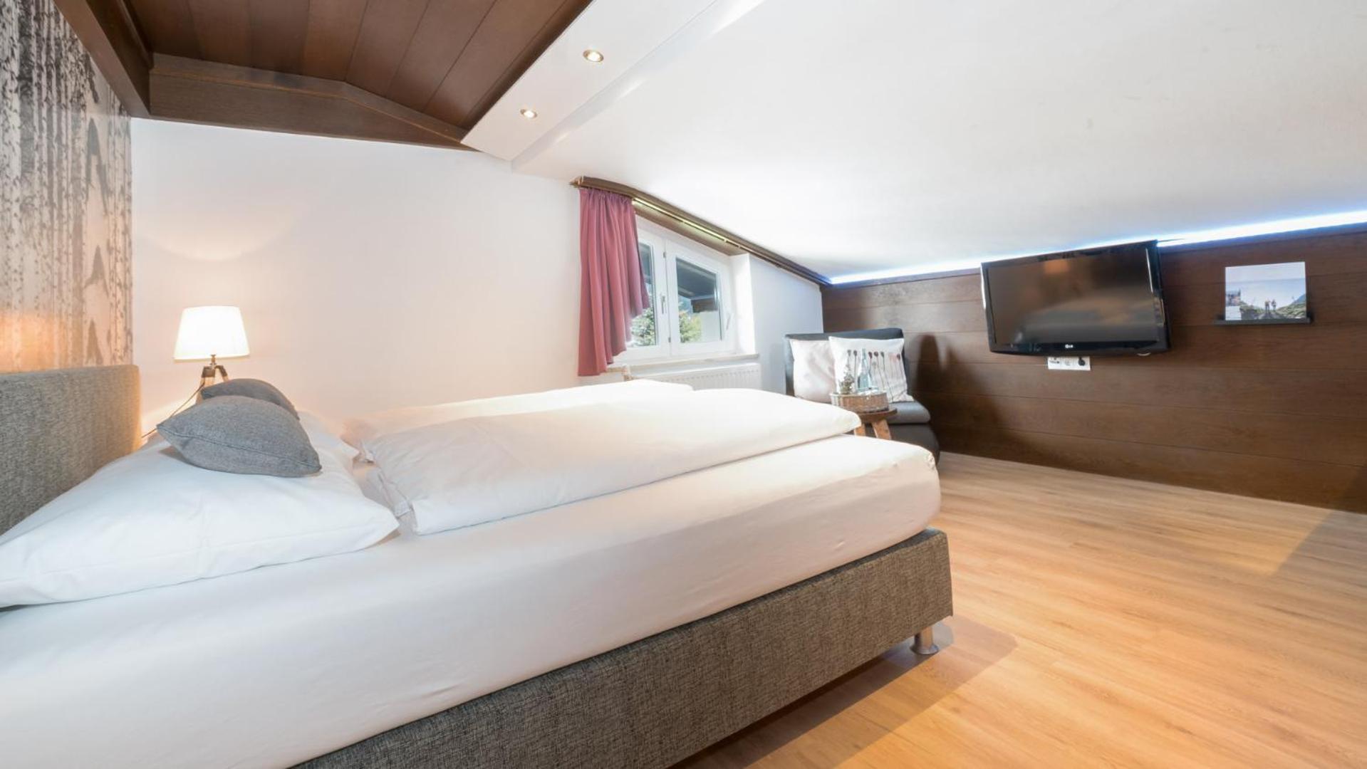 Double Room without Balcony and with slanted ceiling photo 2
