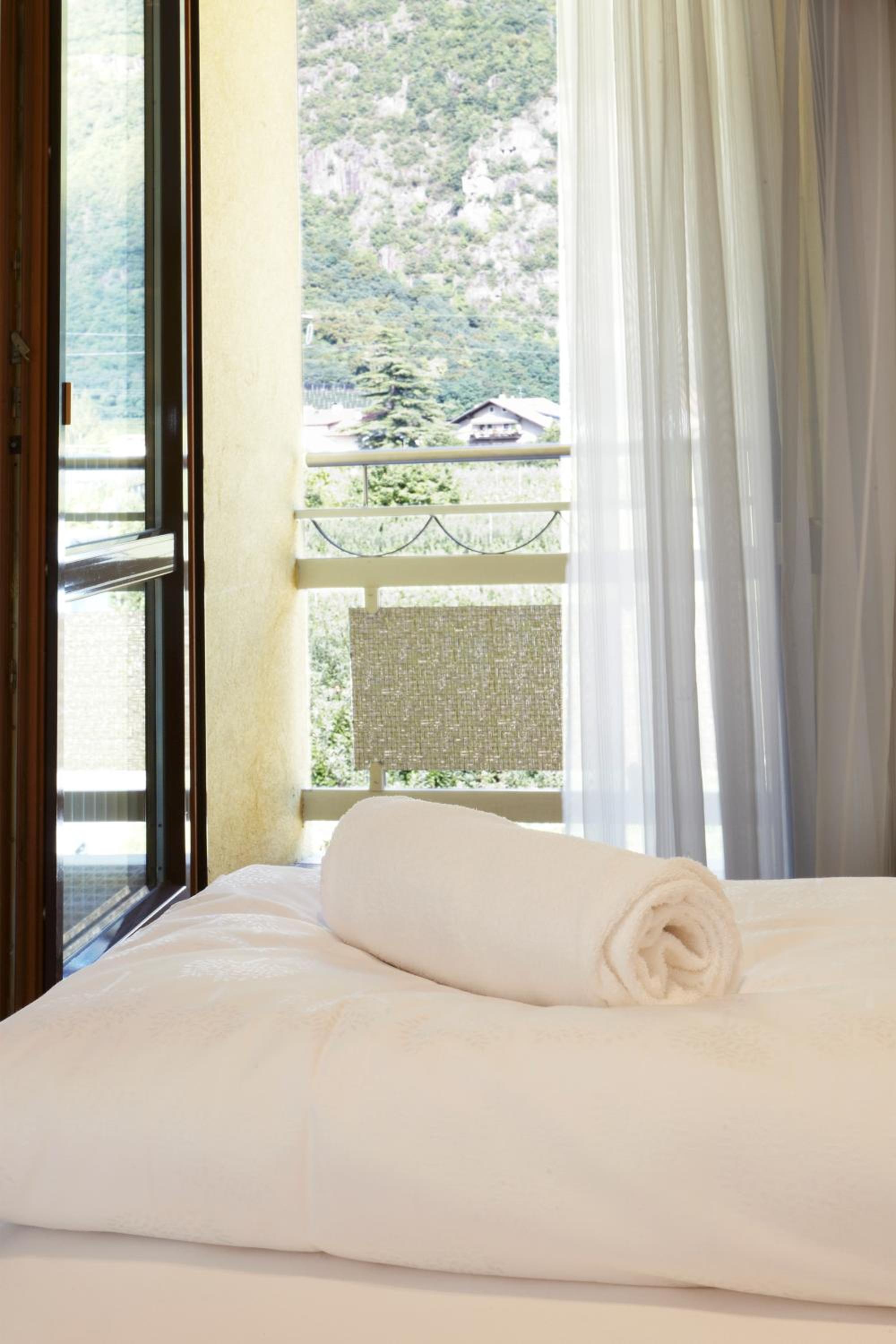 Economy Double Room - Street Side - Photo 2