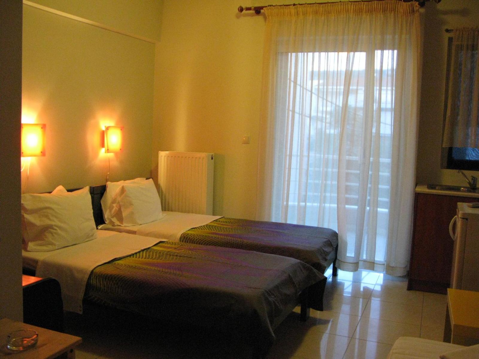 Triple Room with Balcony - Photo 16
