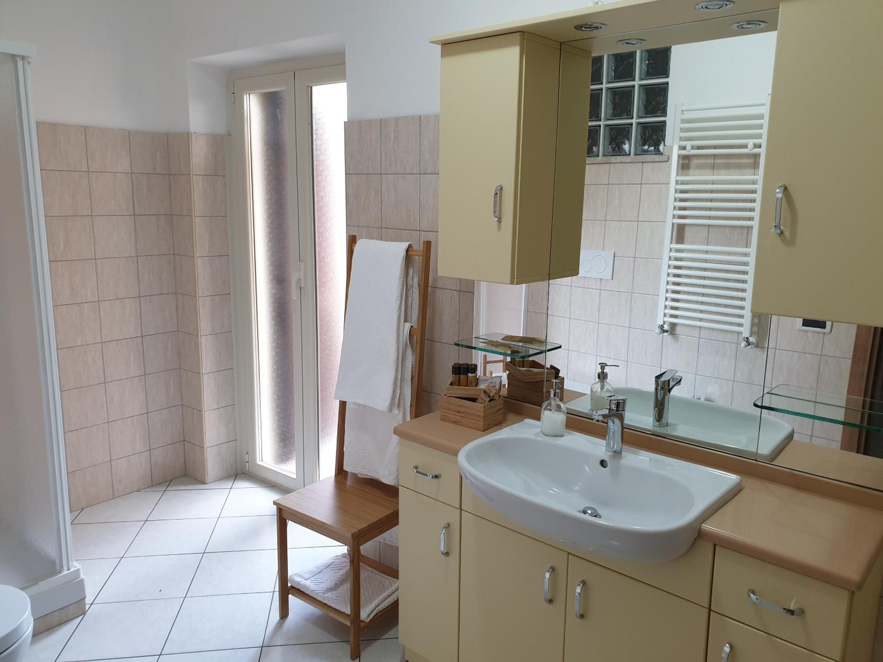 Double Room with Private External Bathroom - Photo 10