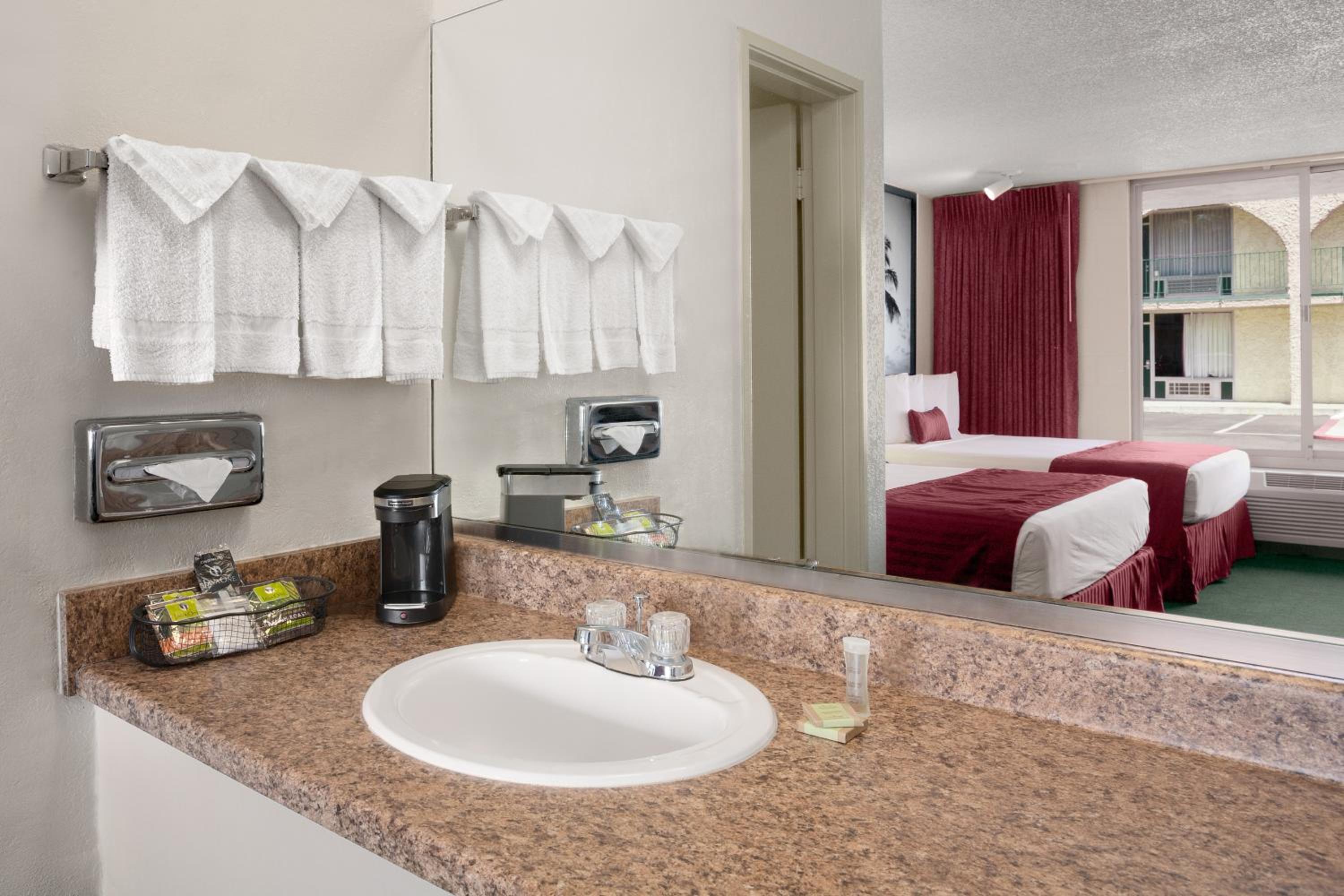 Queen Room with Two Queen Beds - Non-Smoking - Photo 10