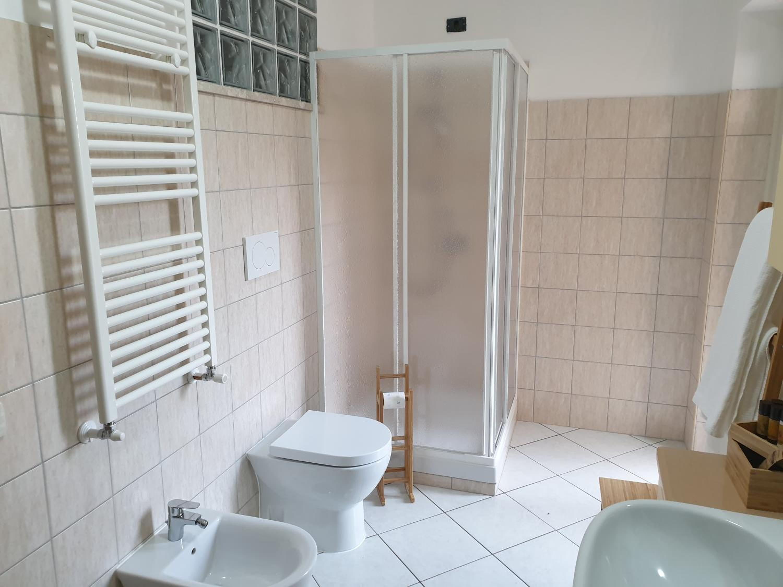 Double Room with Private External Bathroom - Photo 9