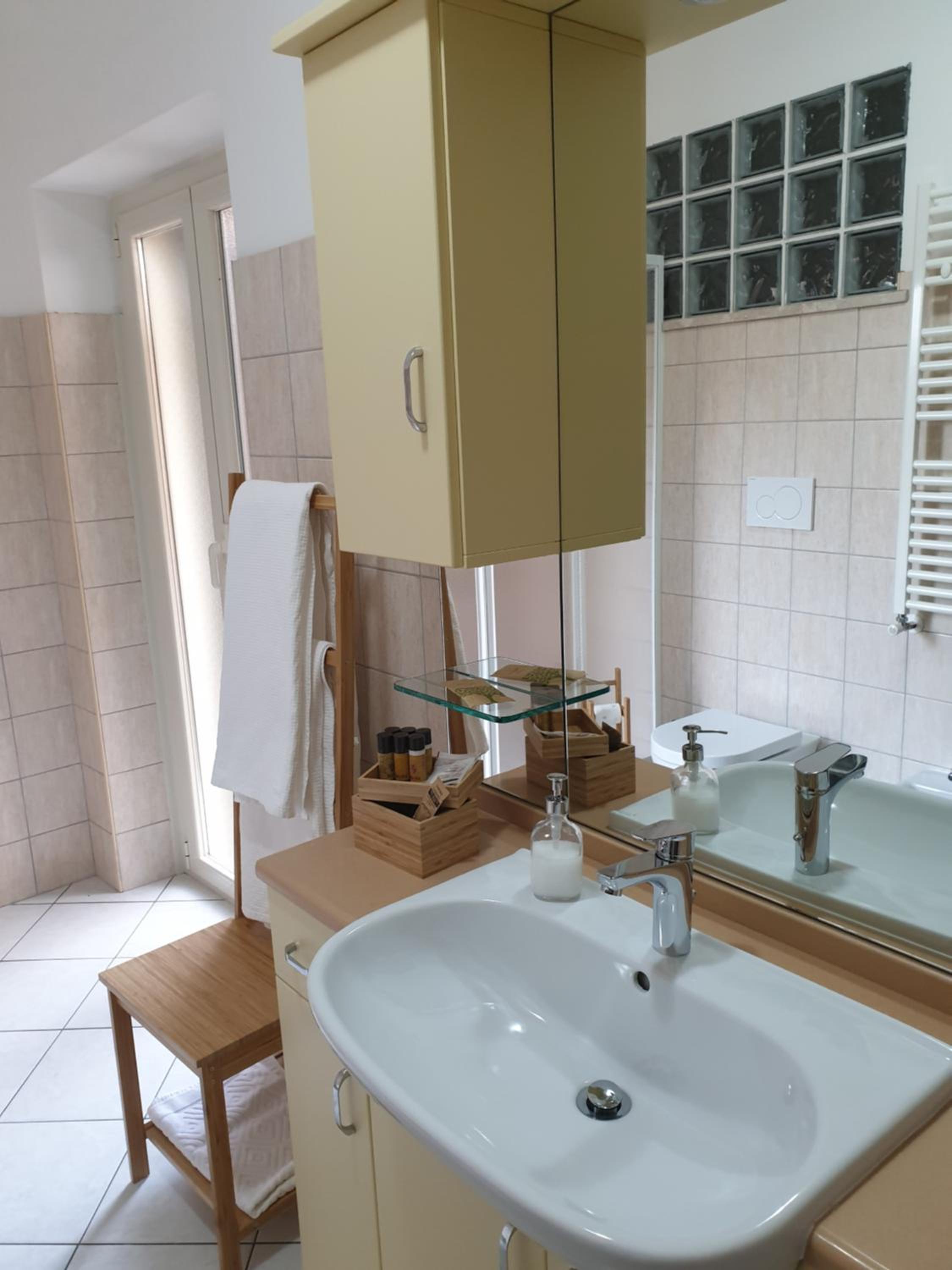 Double Room with Private External Bathroom - Photo 8