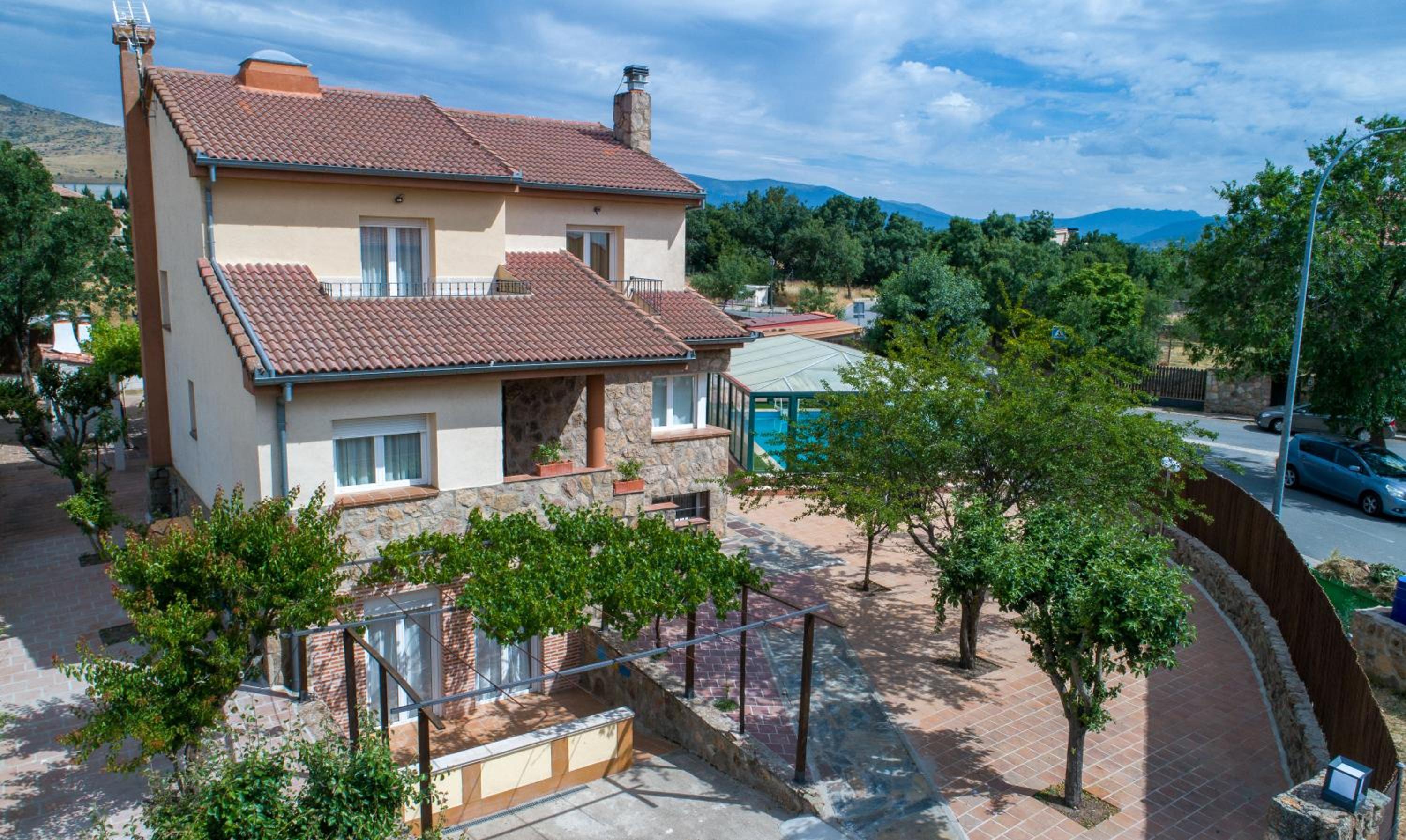 Seven-Bedroom House photo 3