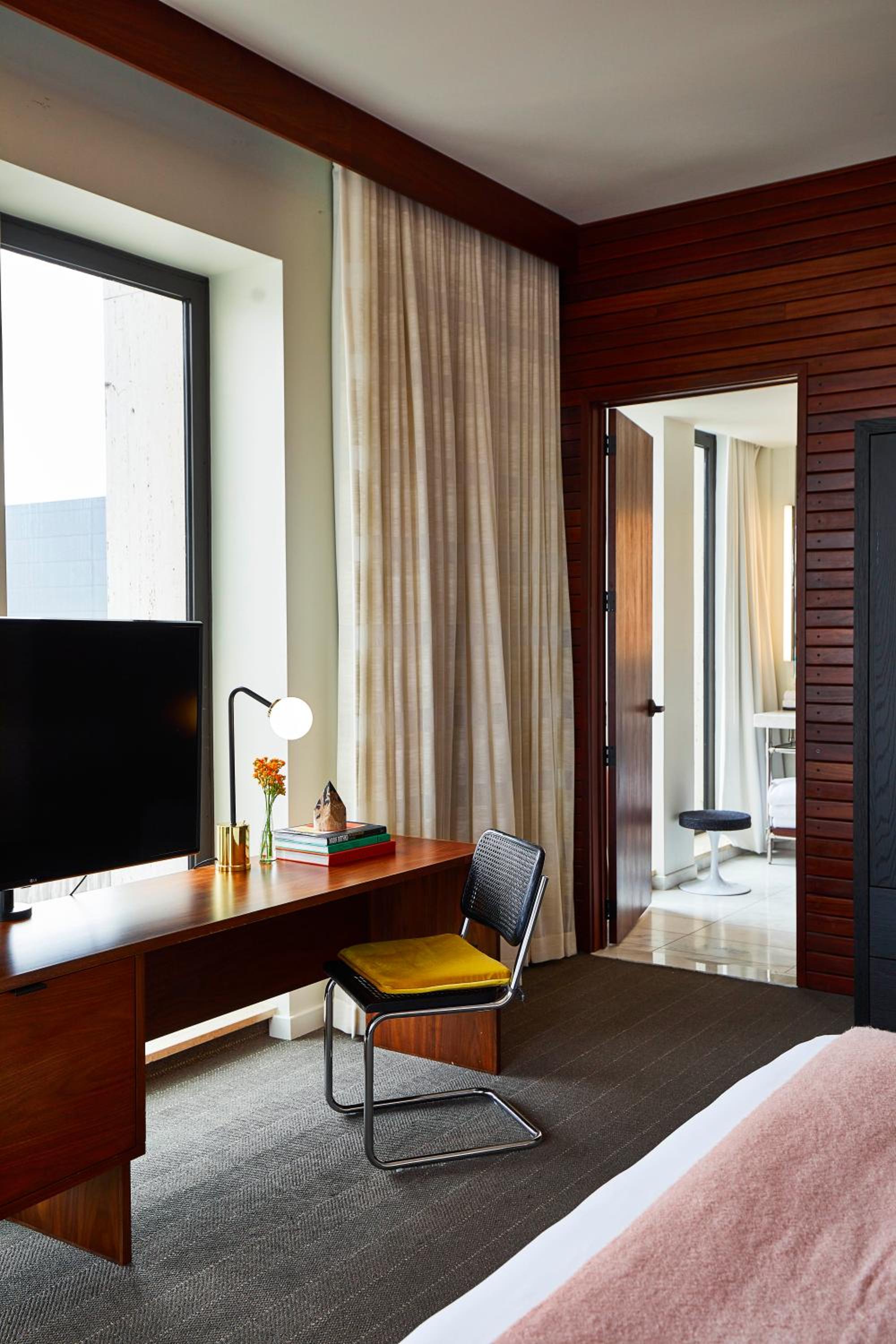 Corner King Room - Photo 4