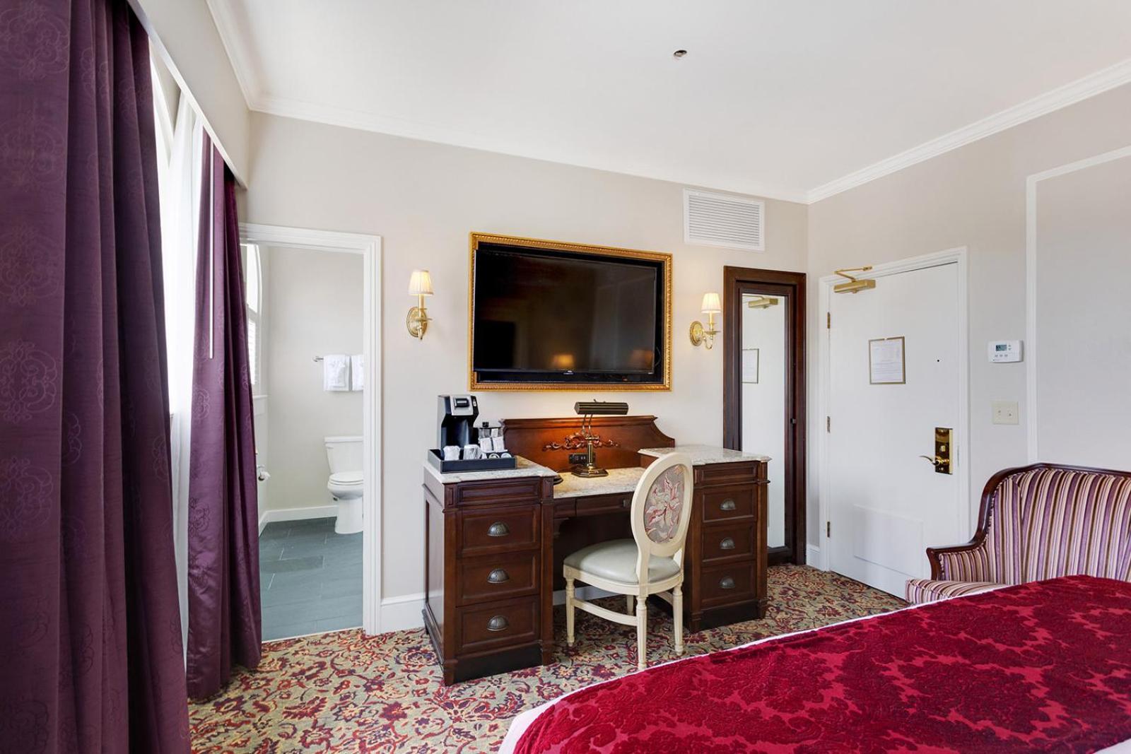 Deluxe King Room - Photo 2