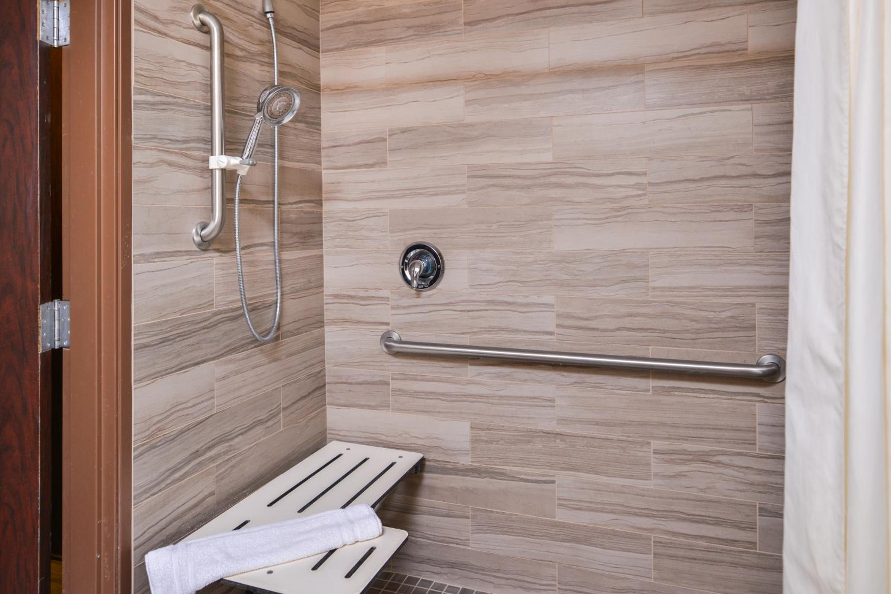 Queen Room with Two Queen Beds and Roll-In Shower - Disability Access/Non-Smoking - Photo 4