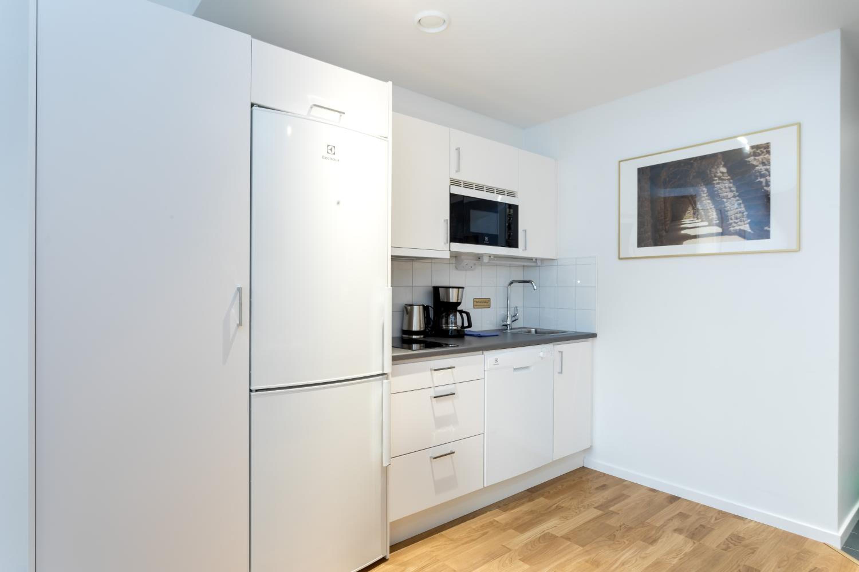 Queen Studio Apartment - Basement