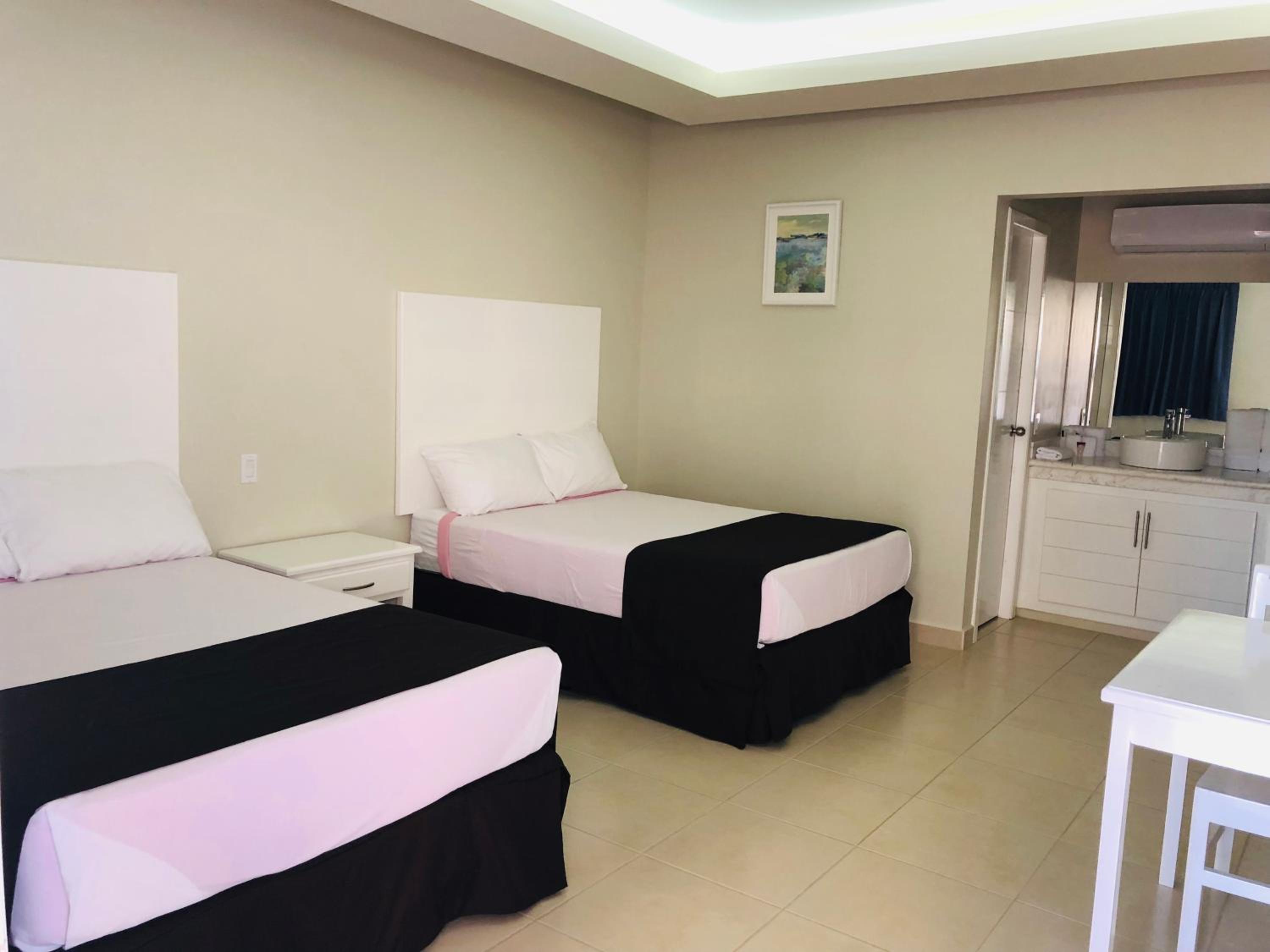 Double Room with Two Double Beds photo 3