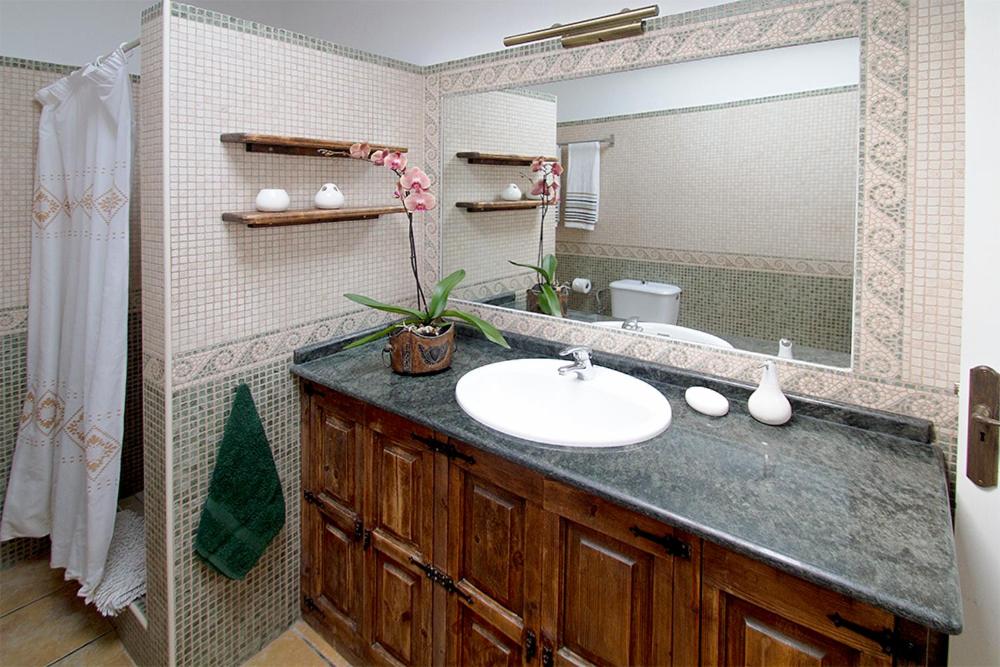 Three-Bedroom House photo 3