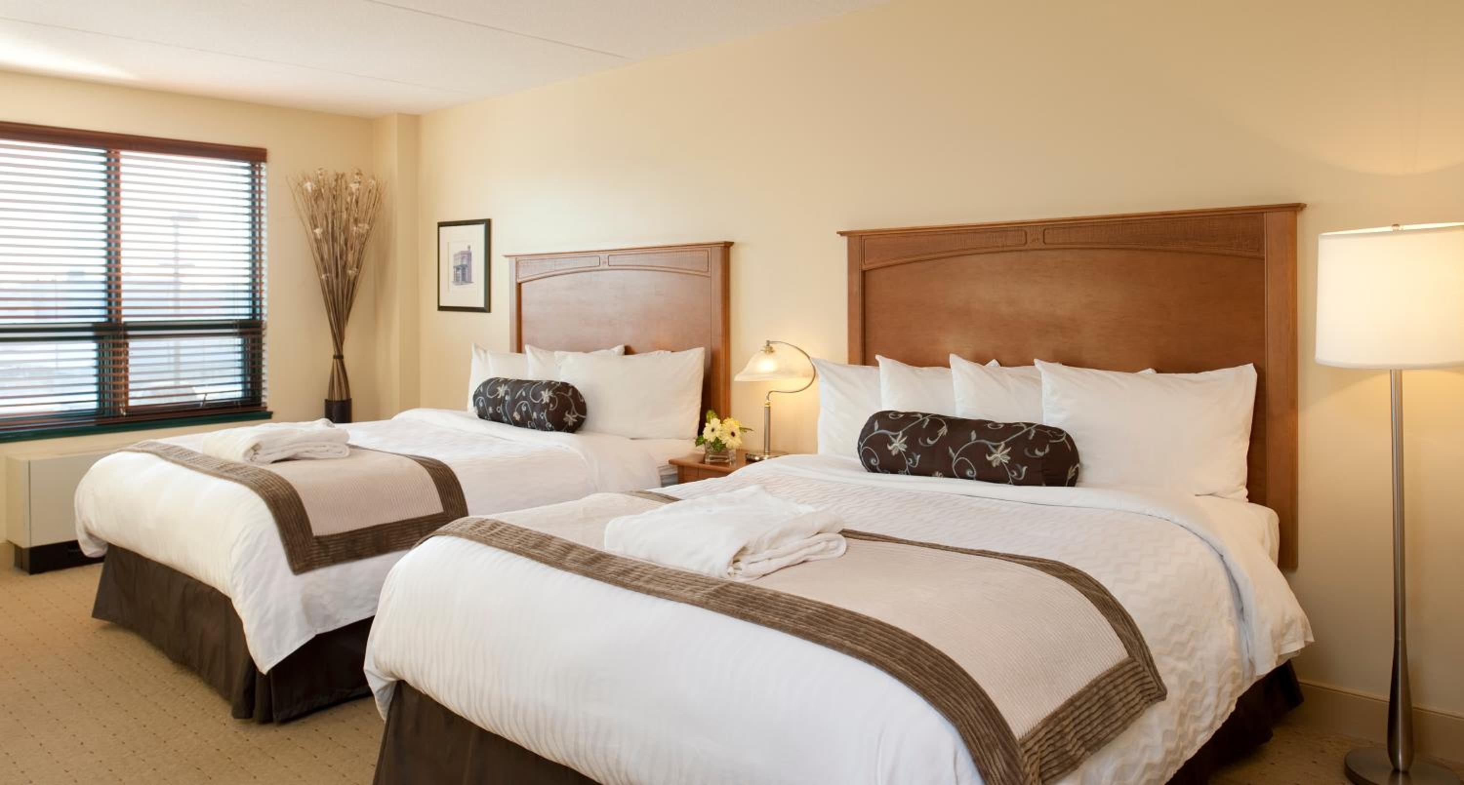 Queen Room with Two Queen Beds - Photo 4