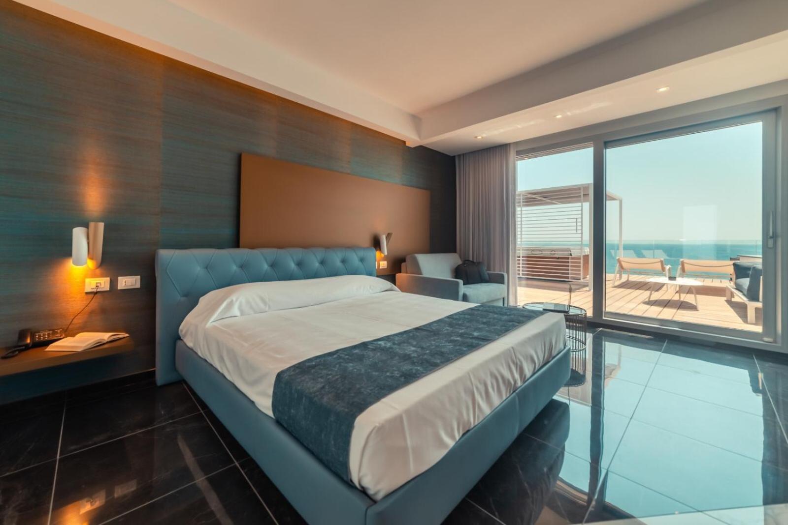 Junior Suite with Sea View - Photo 11