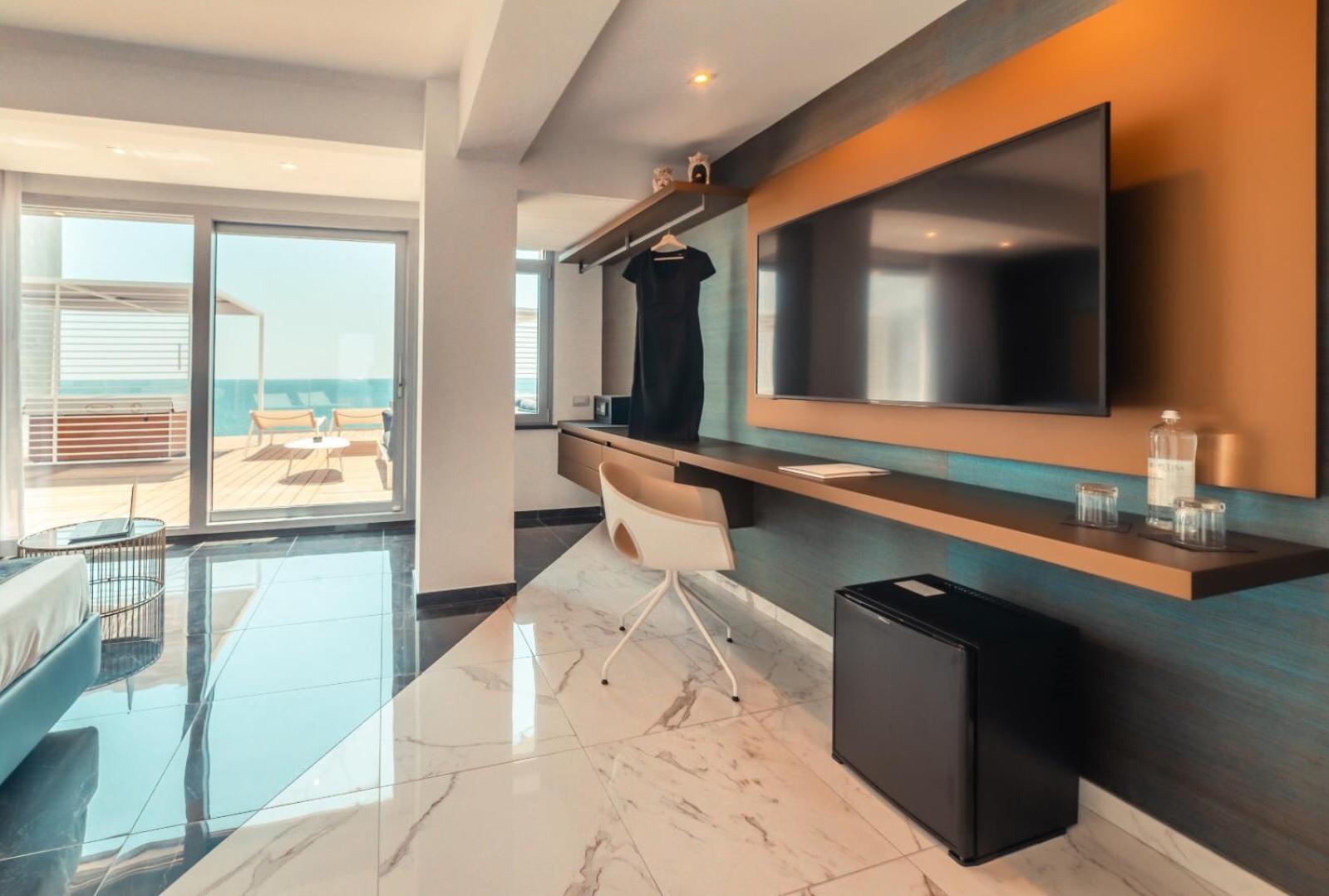 Junior Suite with Sea View - Photo 8