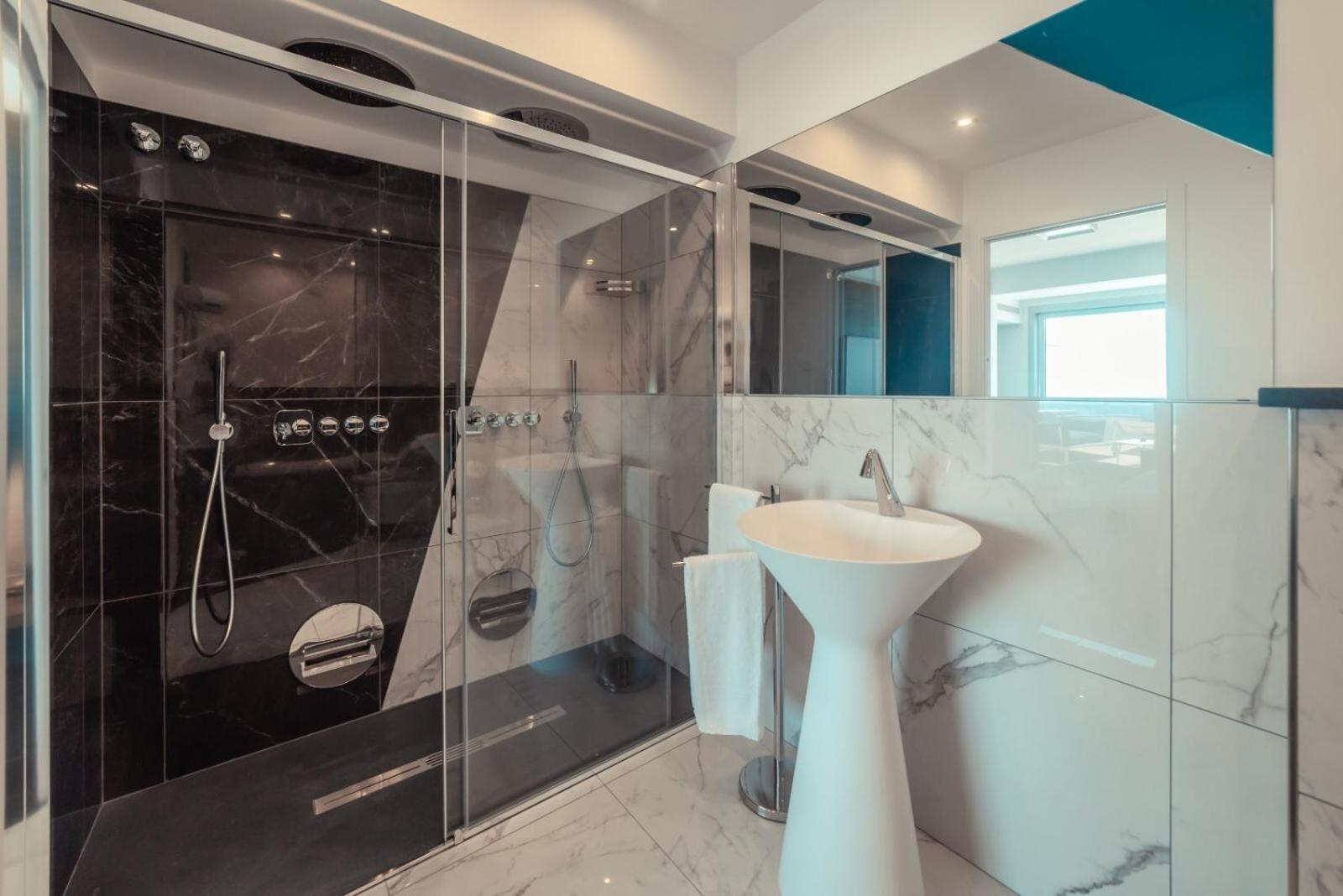 Junior Suite with Sea View - Photo 3