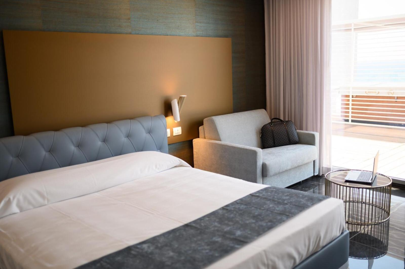 Junior Suite with Sea View - Photo 12