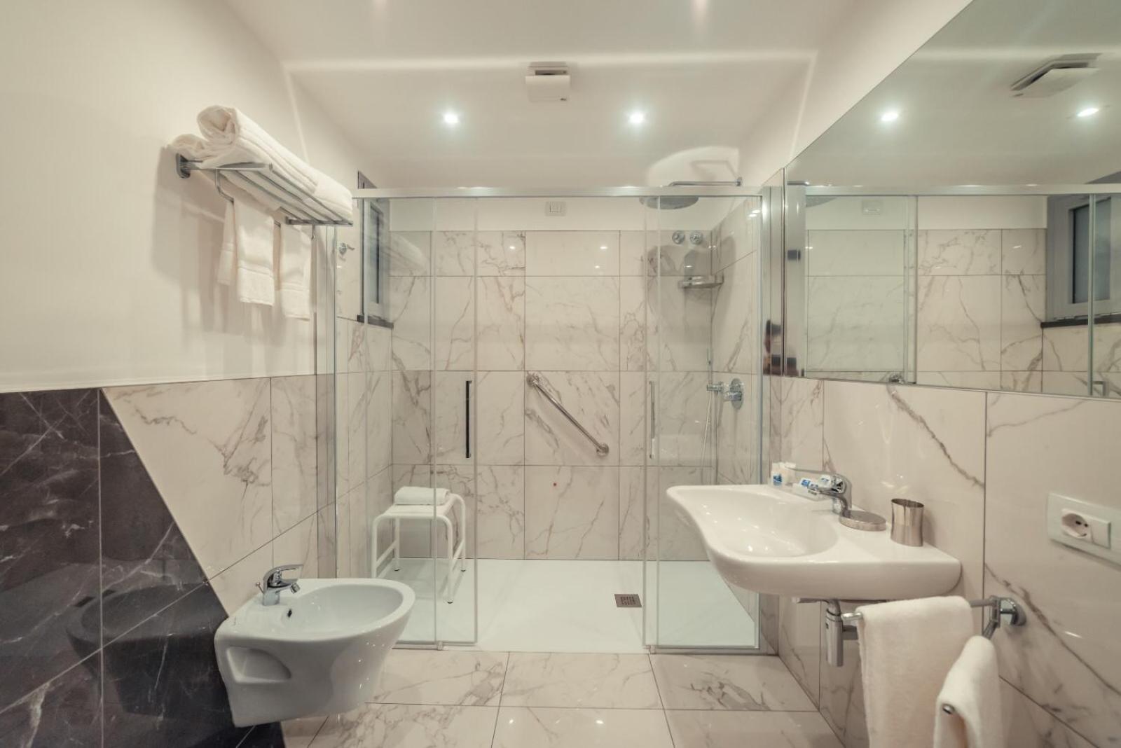 Deluxe Double Room with Sea View - Photo 8