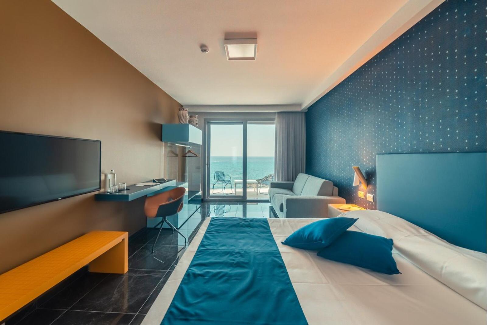 Deluxe Double Room with Sea View - Photo 4