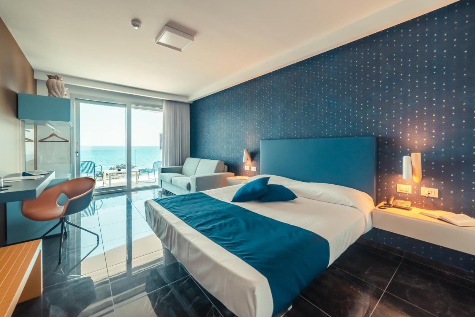 Deluxe Double Room with Sea View - Photo 9