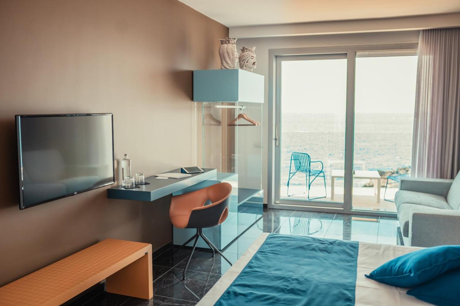 Deluxe Double Room with Sea View - Photo 10
