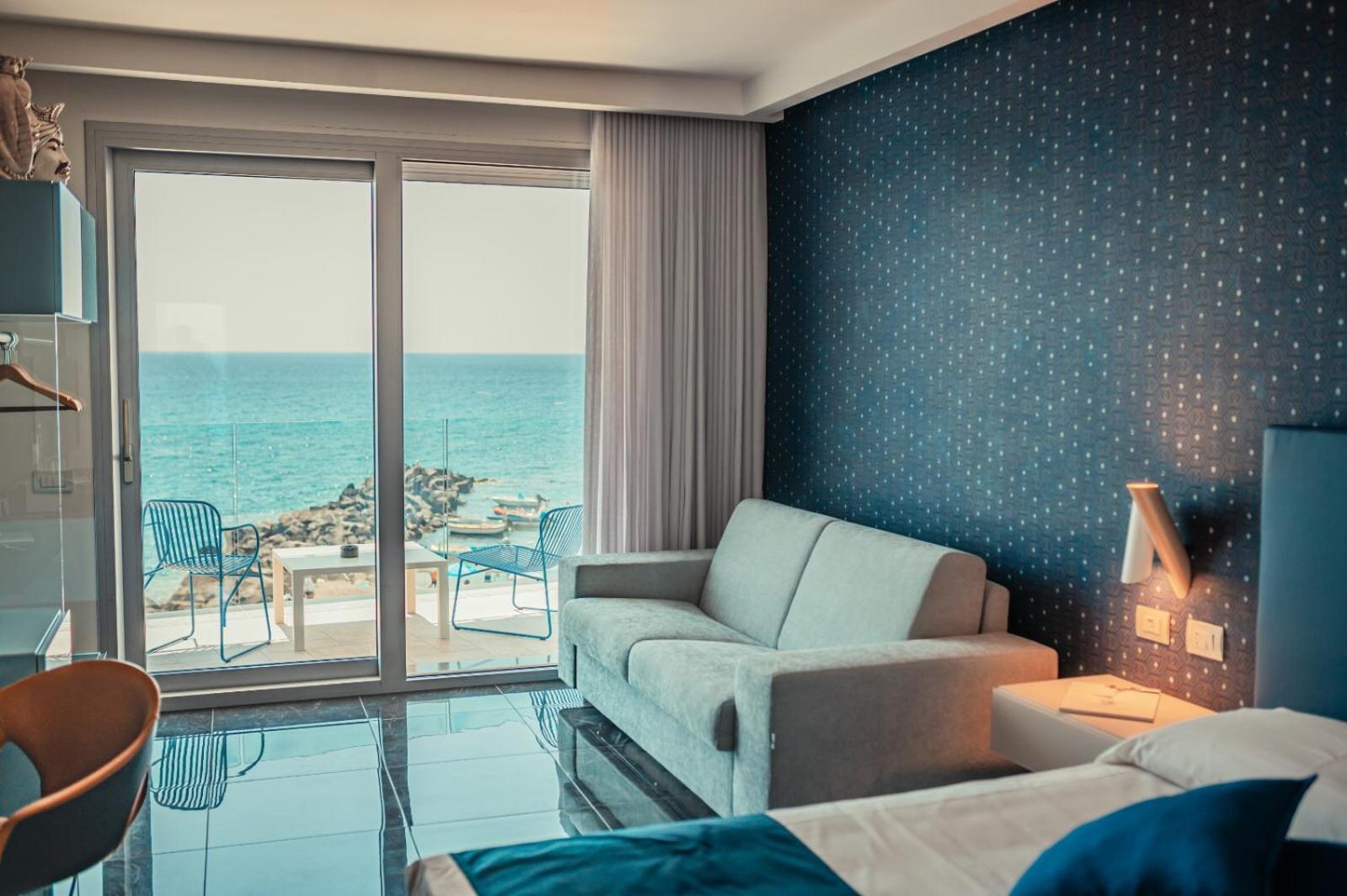 Deluxe Double Room with Sea View - Photo 2