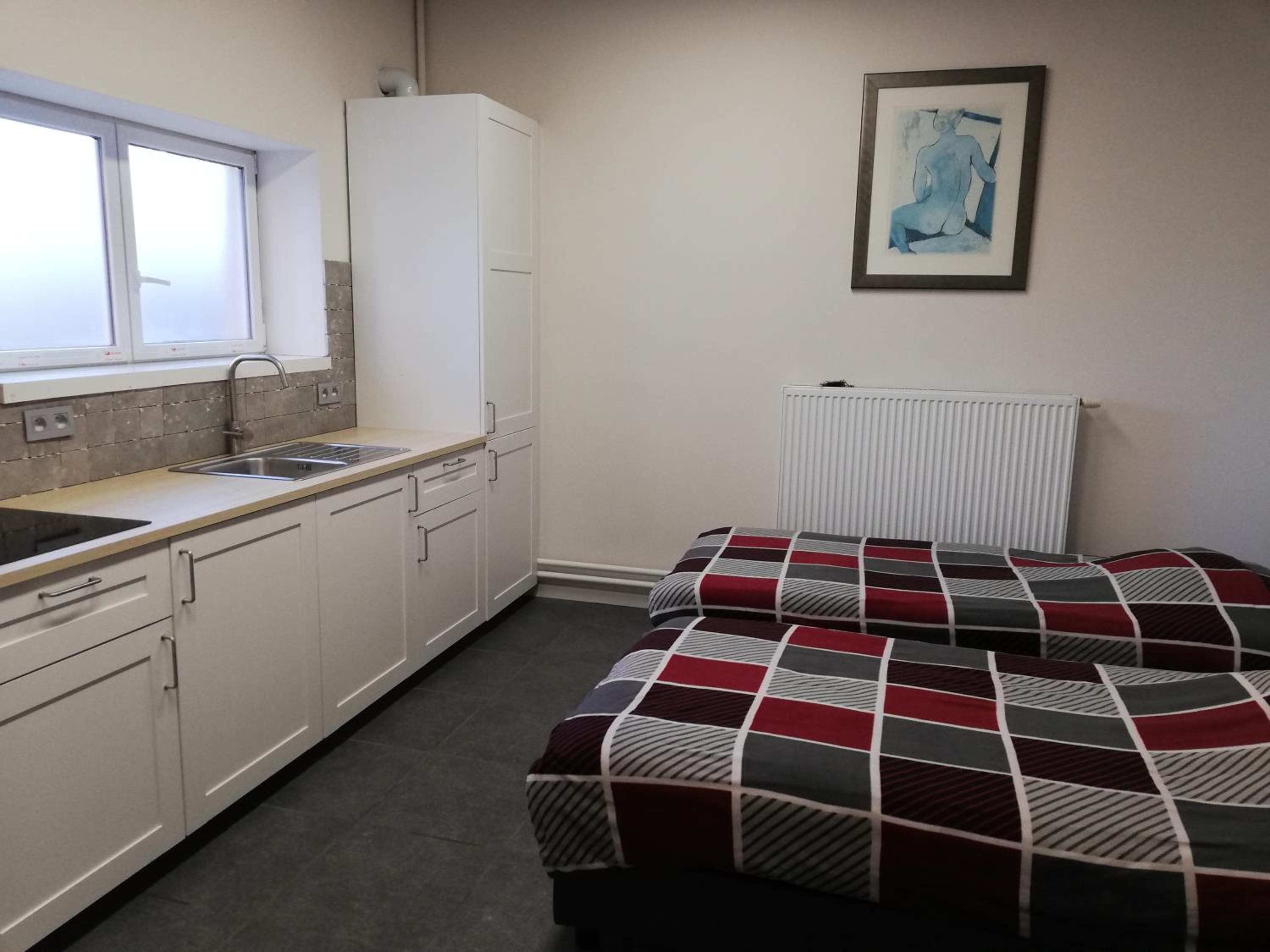 Quadruple Room with Bathroom - Photo 9