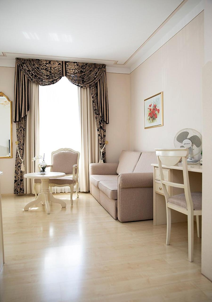 Double Room - Photo 8