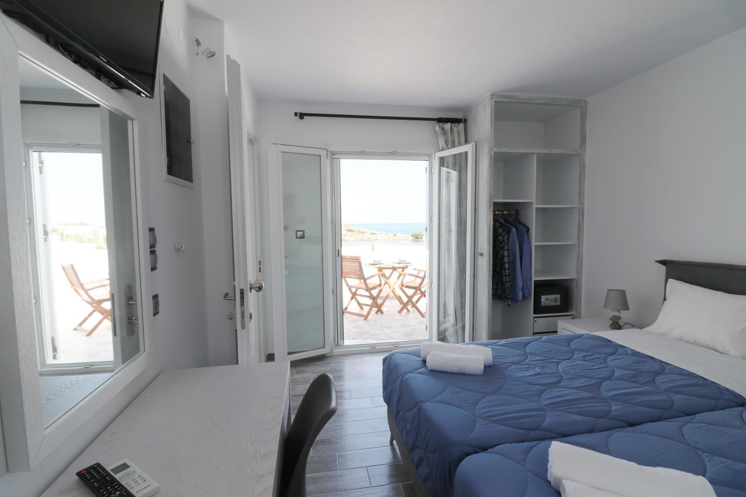 Deluxe Double Room with Balcony and Sea View photo 3