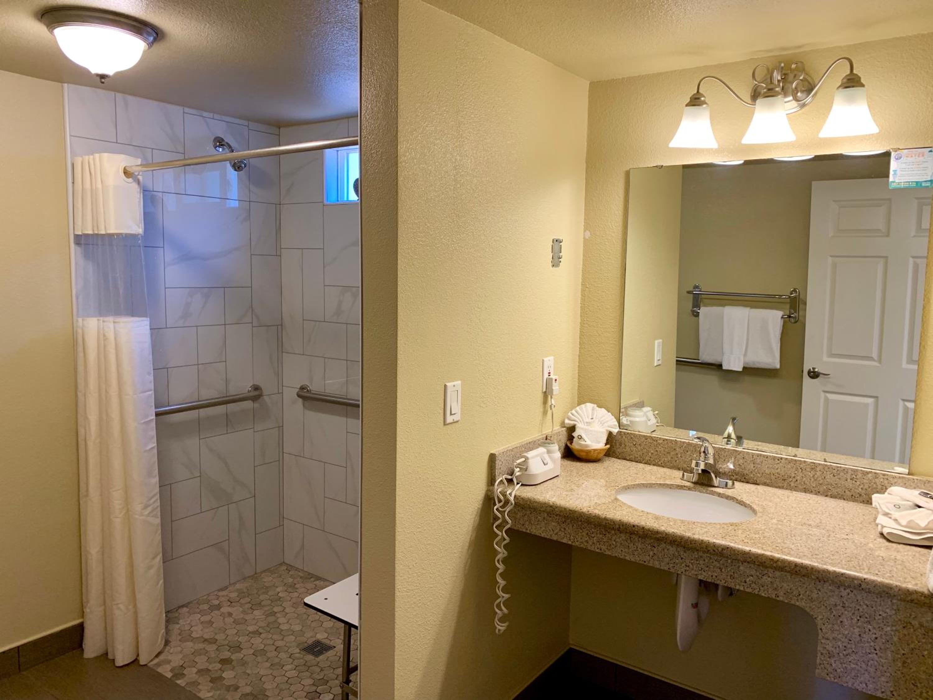 Standard King - Accessible - Photo 6