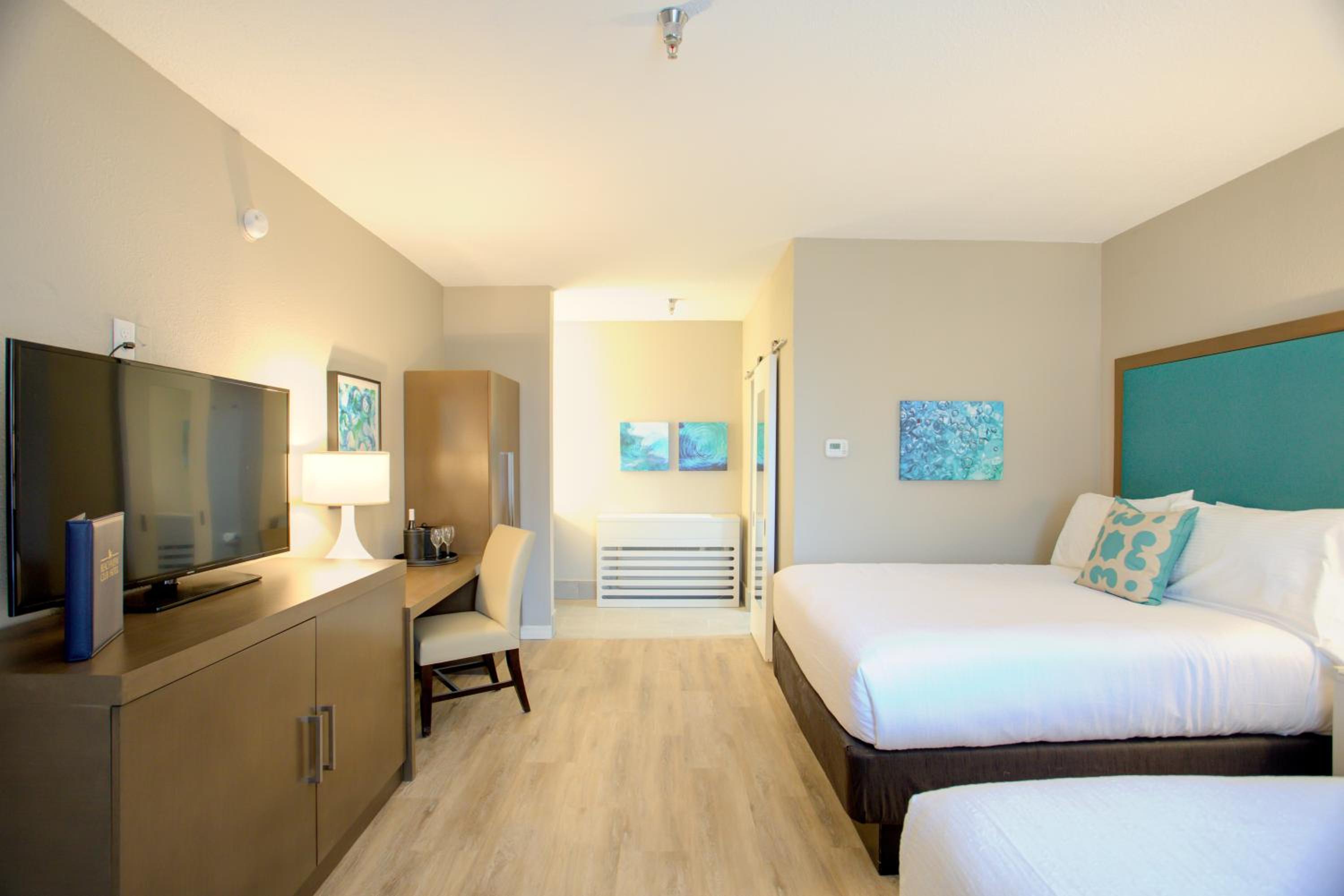 Standard Queen Room with Two Queen Beds photo 1