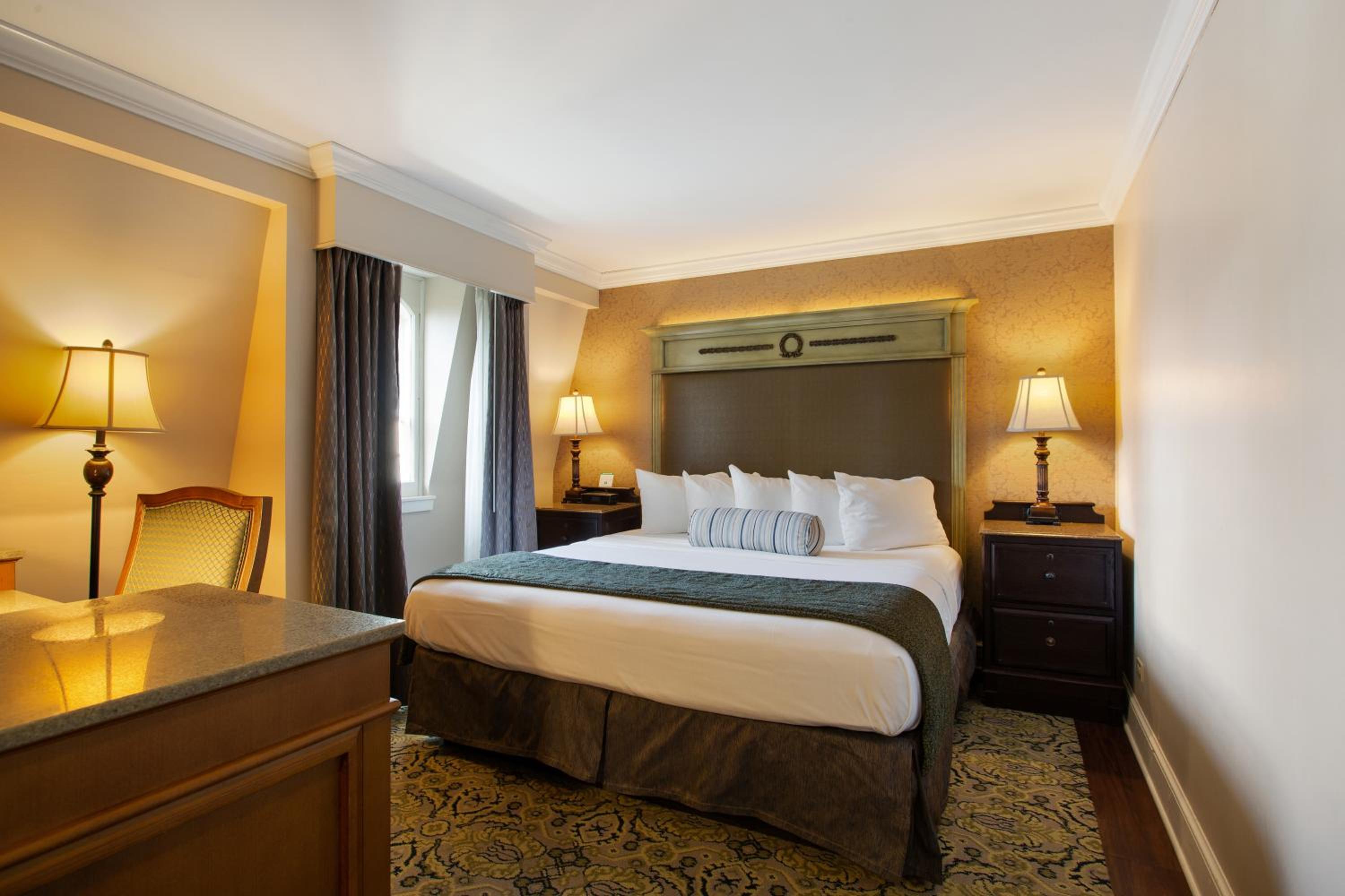 Deluxe Room with King Bed - Photo 2