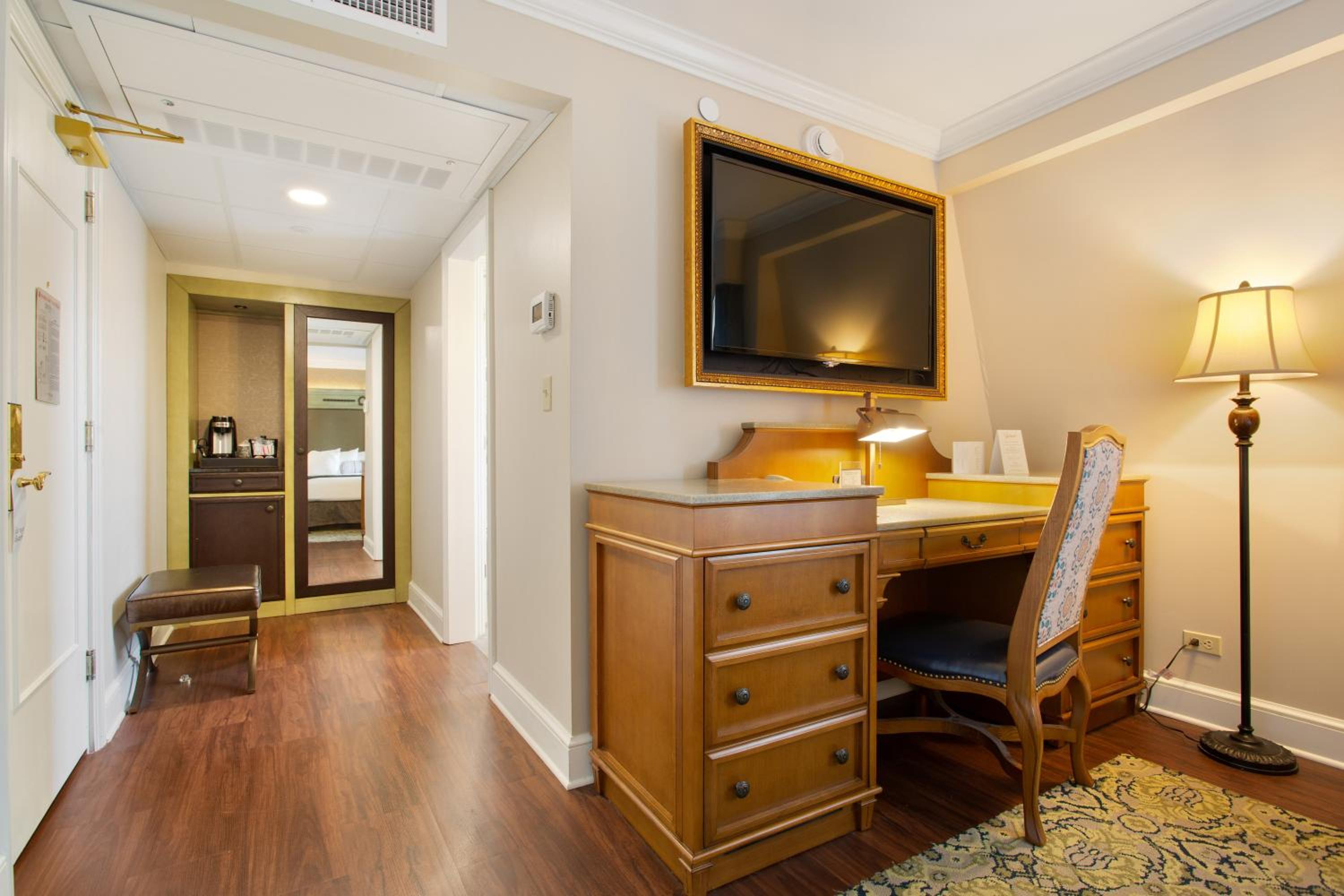 Deluxe Room with King Bed - Photo 10
