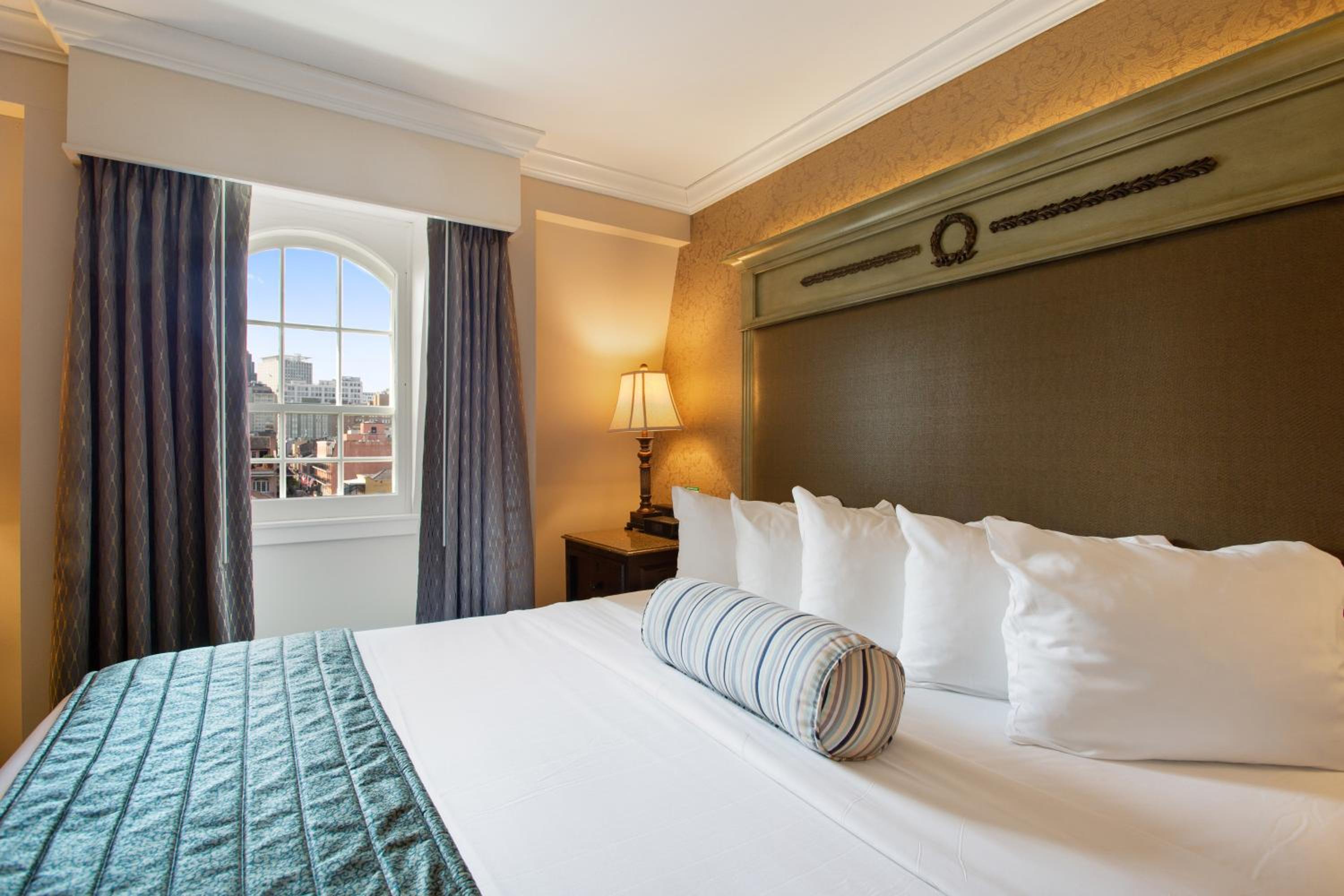 Deluxe Room with King Bed - Photo 11