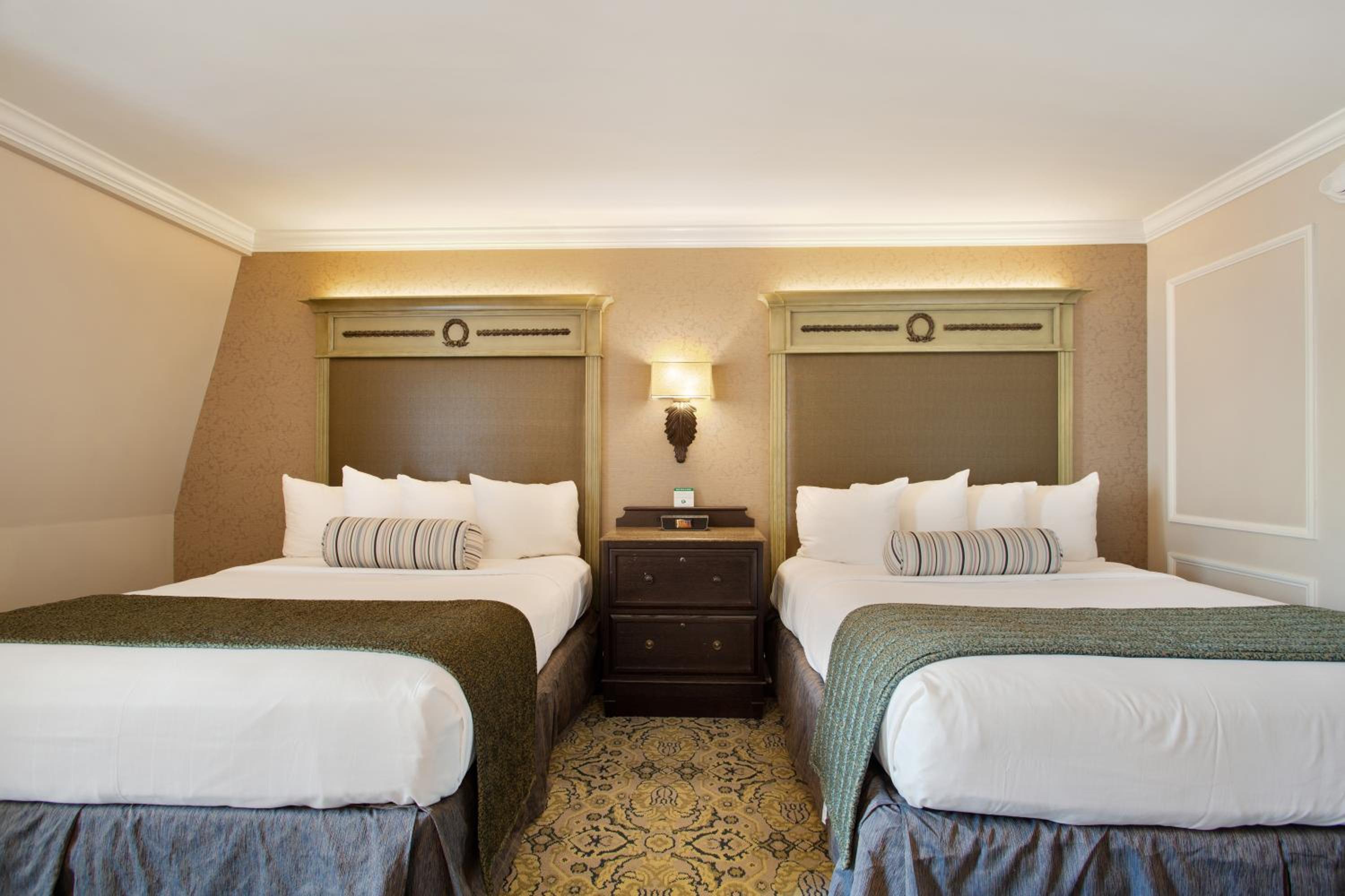 Deluxe Room with Two Queen Beds - Photo 6