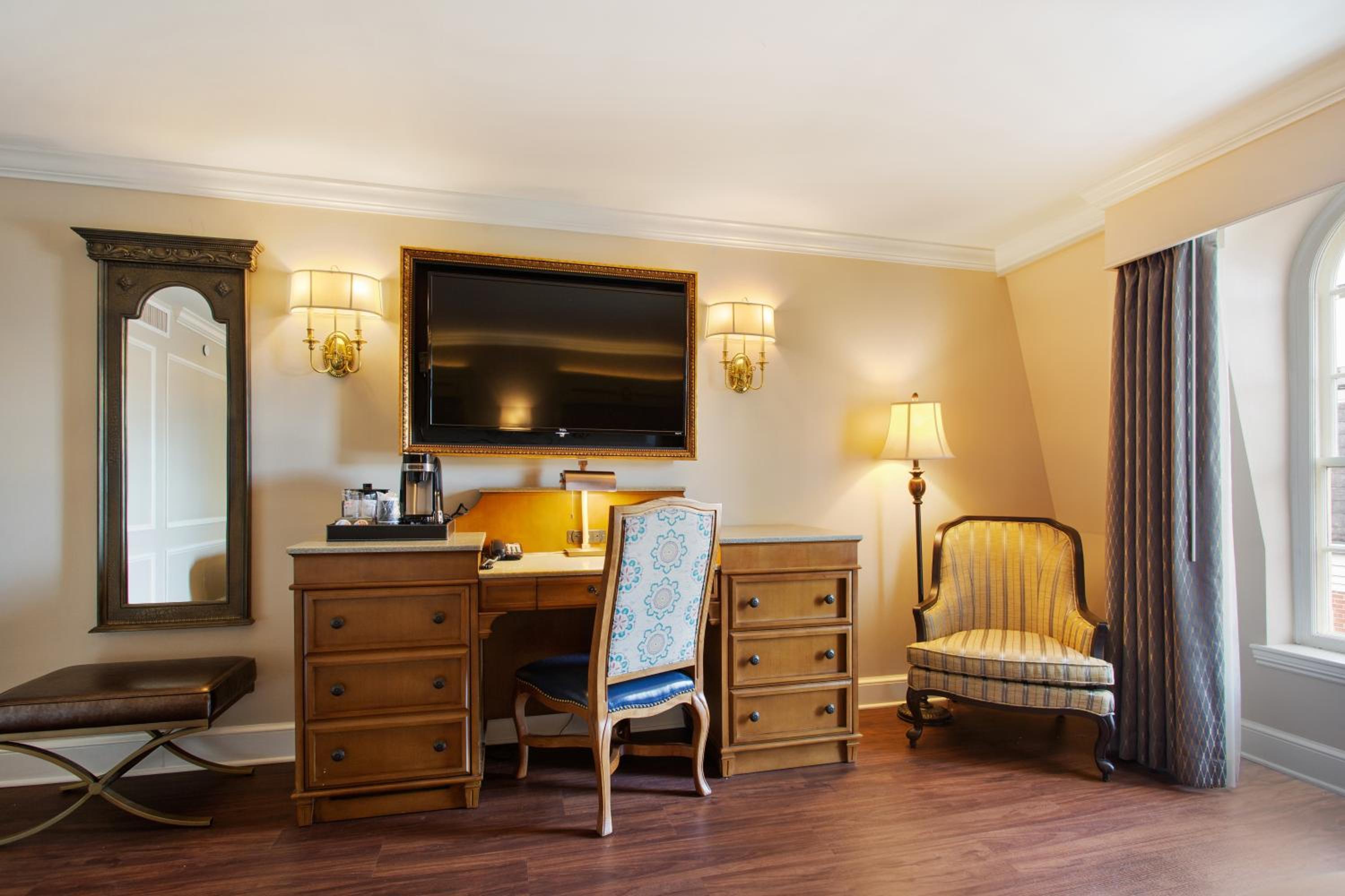 Deluxe Room with Two Queen Beds - Photo 9