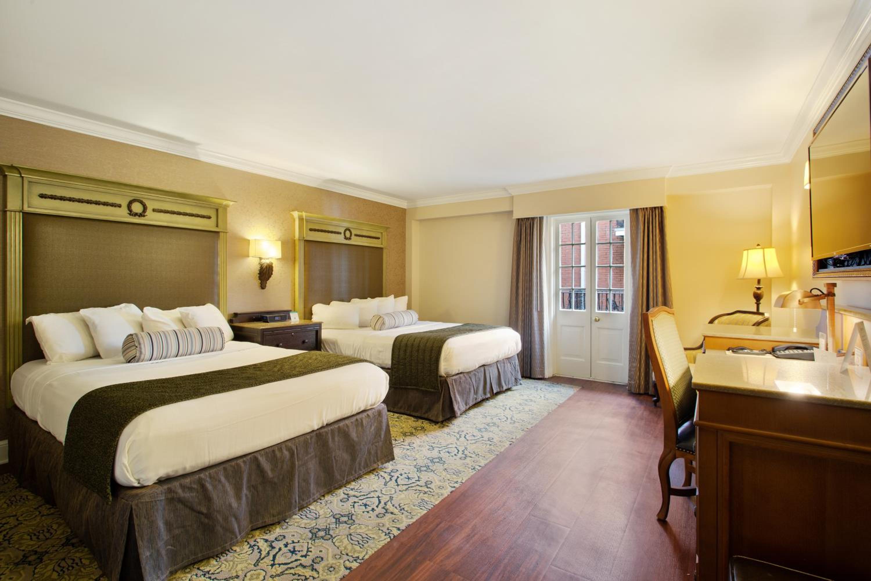 Two Queen Beds with Balcony, Courtyard View - Photo 4