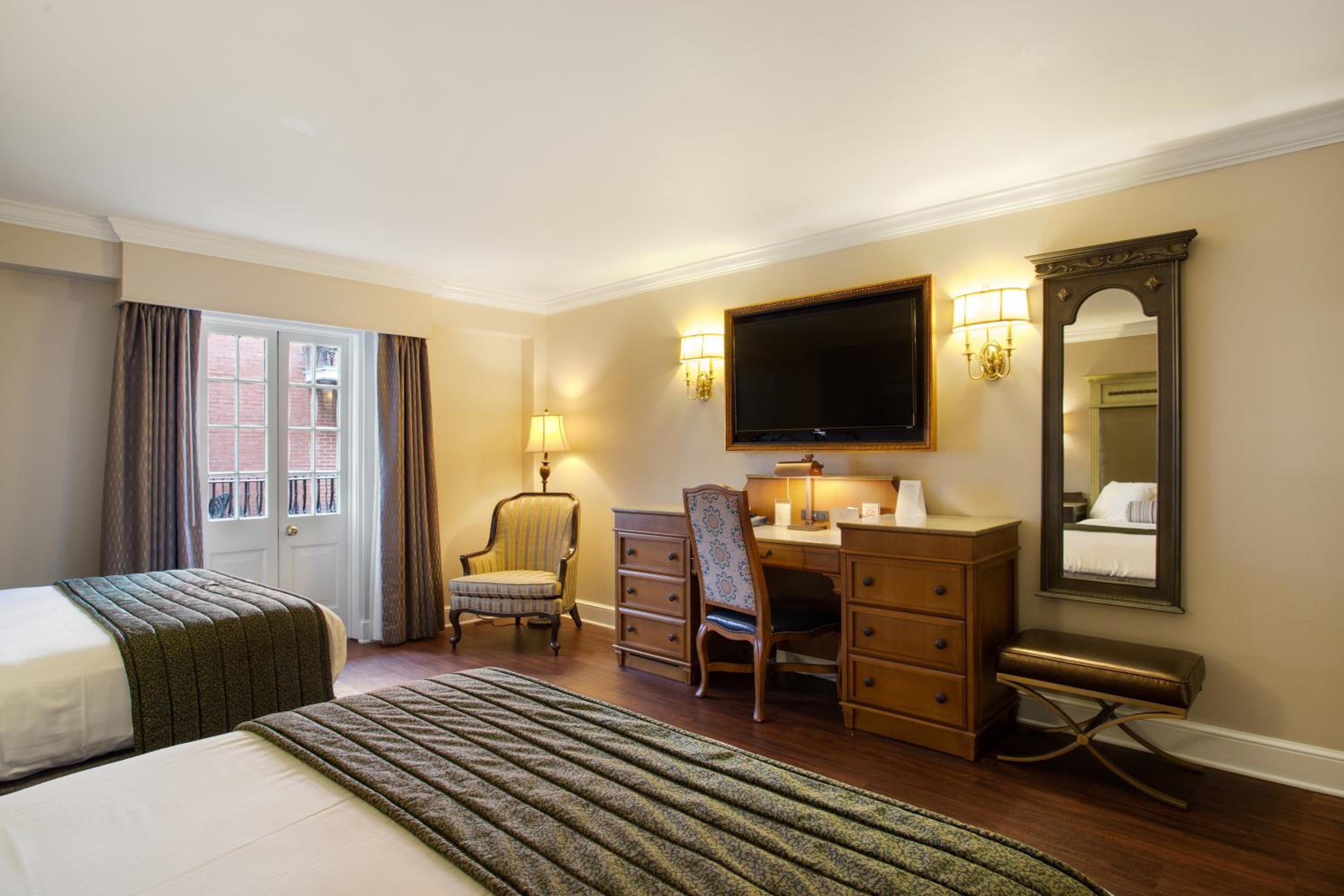 Two Queen Beds with Balcony, Courtyard View - Photo 5