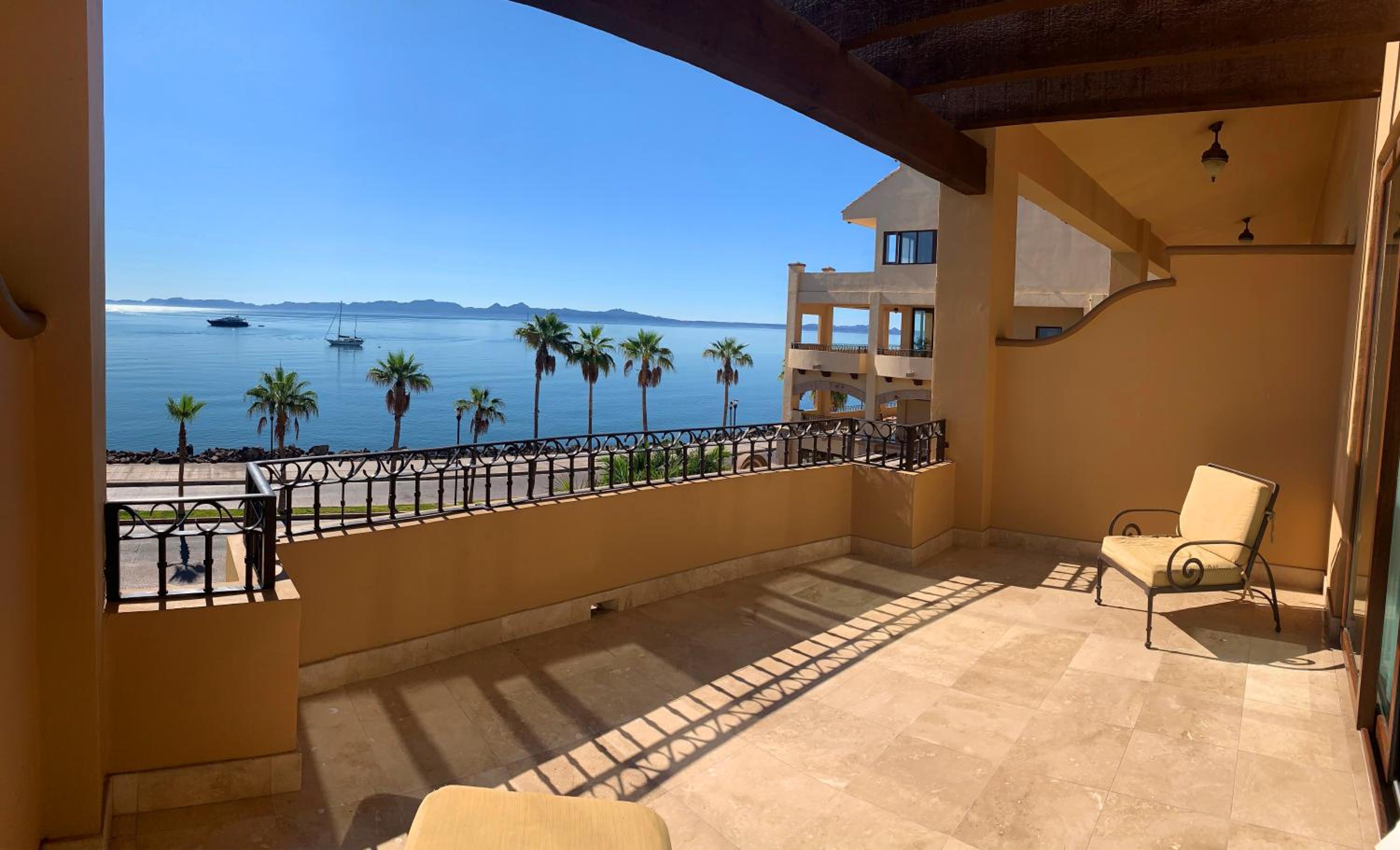 Luxury Suite with Ocean View - Photo 33