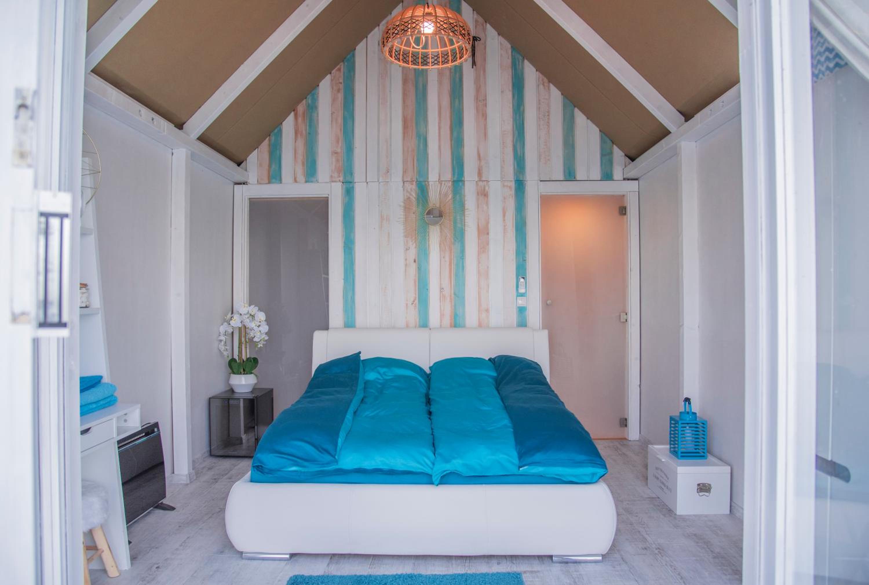 Double Room with Lake View - Photo 10