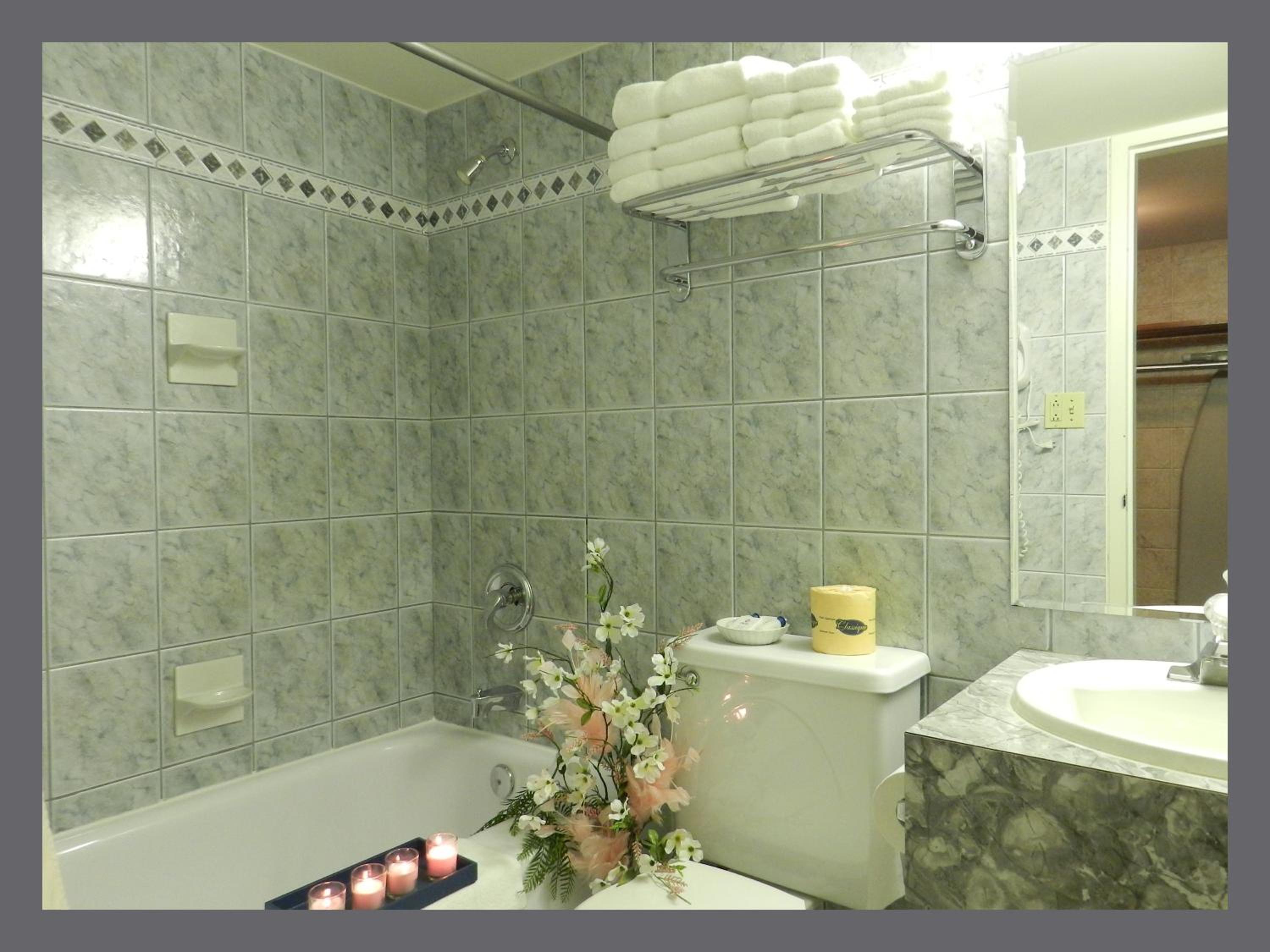 Queen Room with Two Queen Beds - Non-Smoking - Photo 5