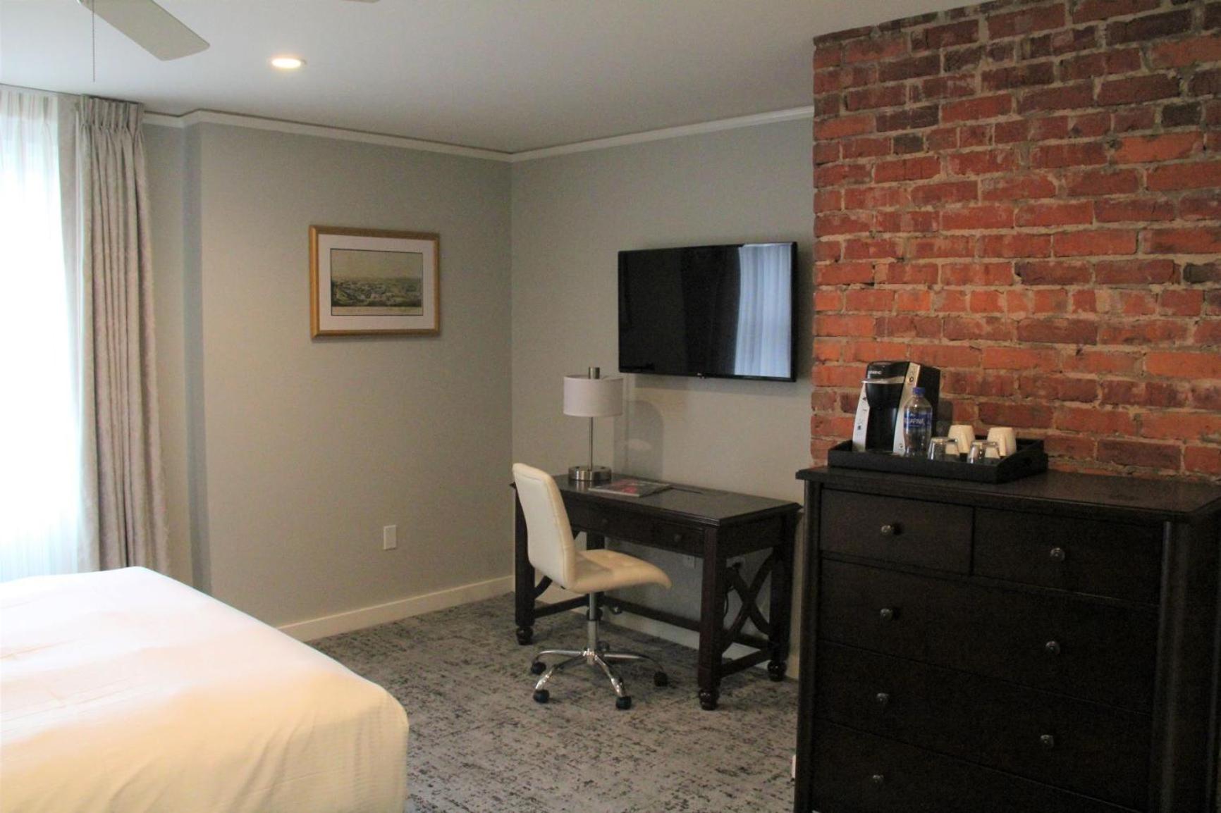 Deluxe Queen Room - Photo 1