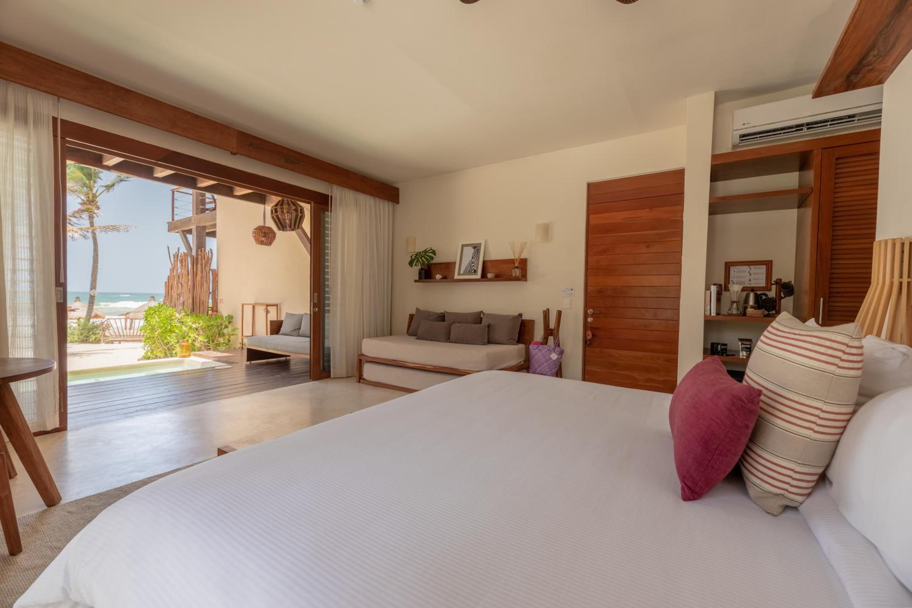 Sea view ground floor Suite with Plunge pool