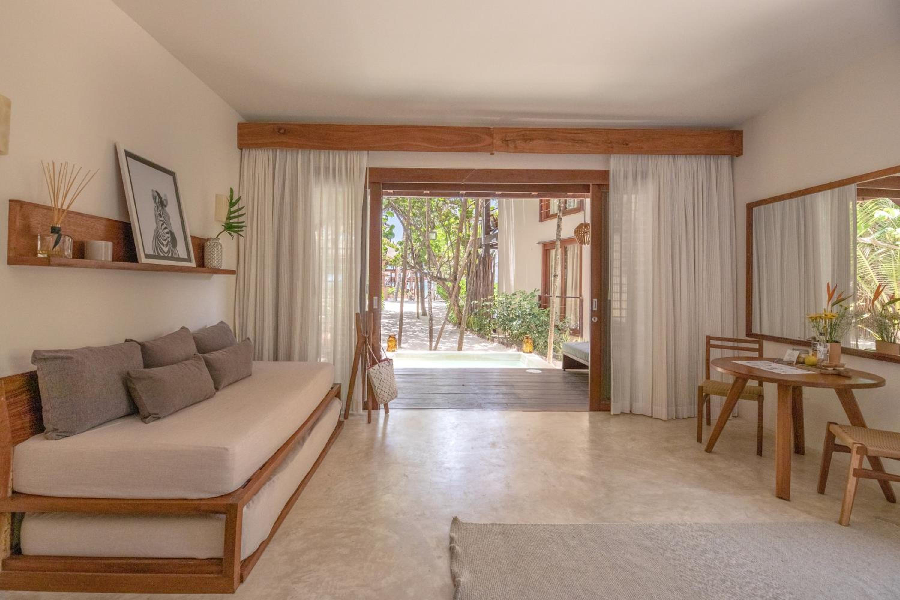 Suite en planta baja con vista al jardín y piscina privada