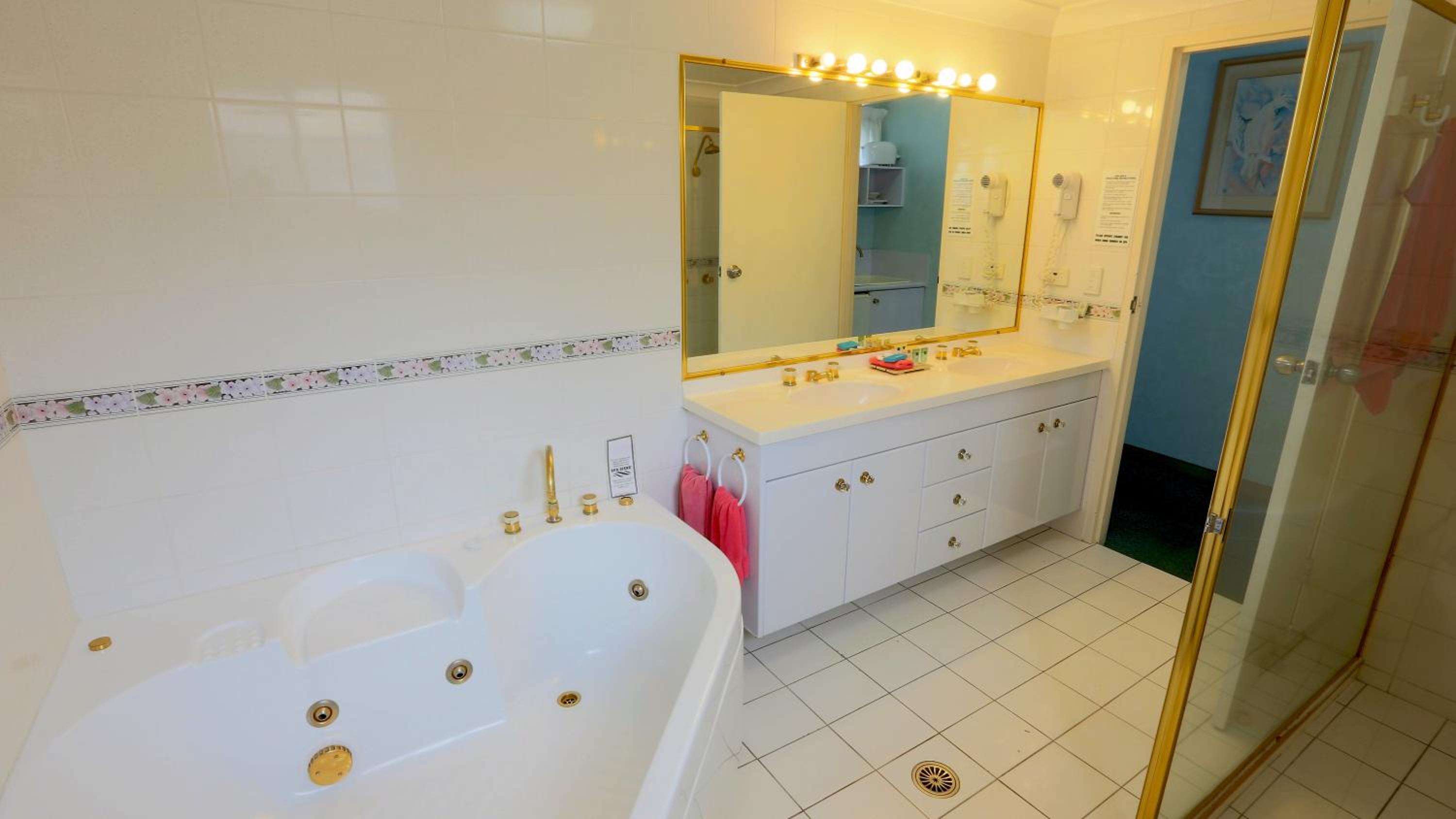 King Room with Spa Bath - Photo 3