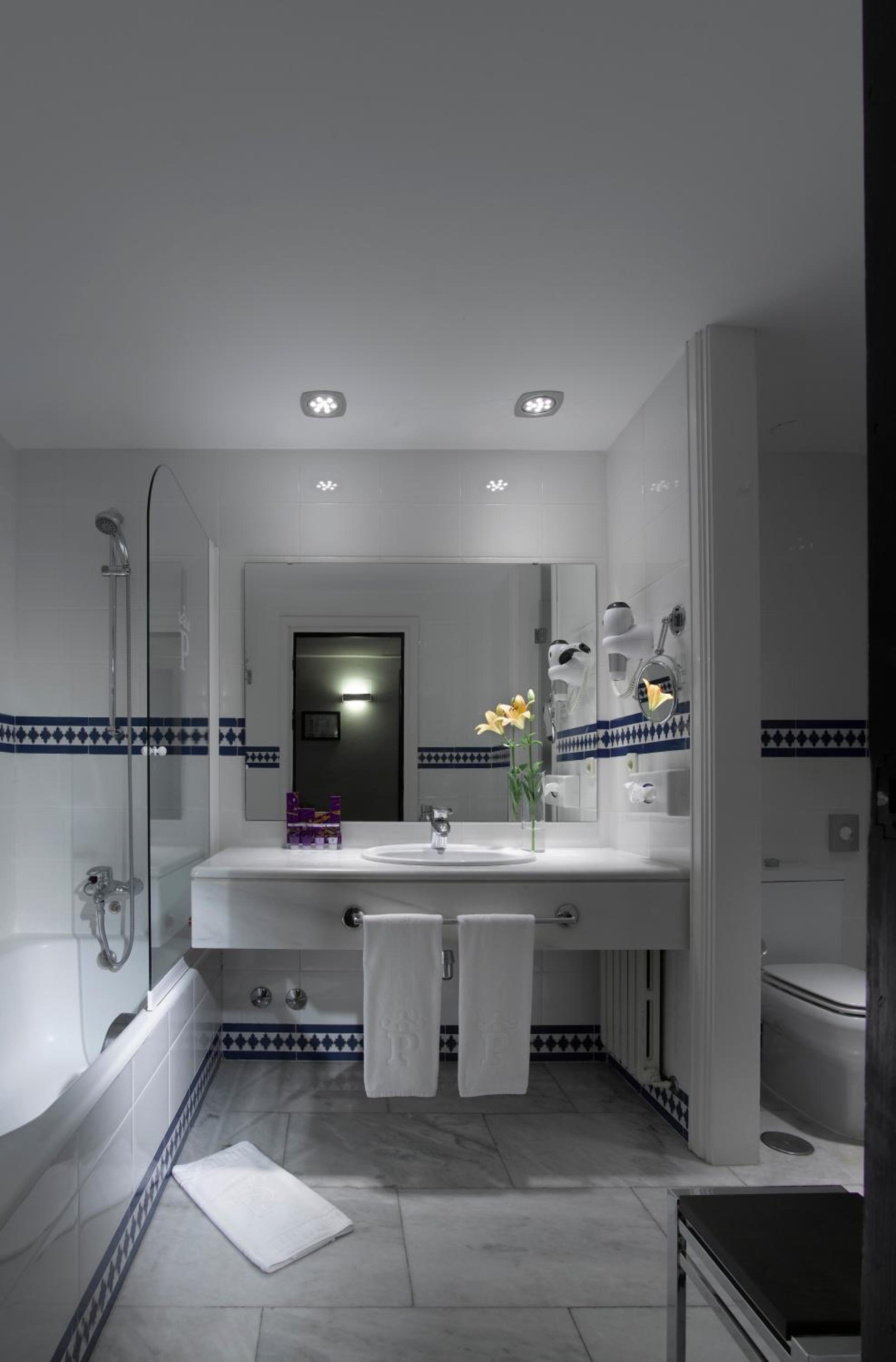 Standard Double Room - Photo 2